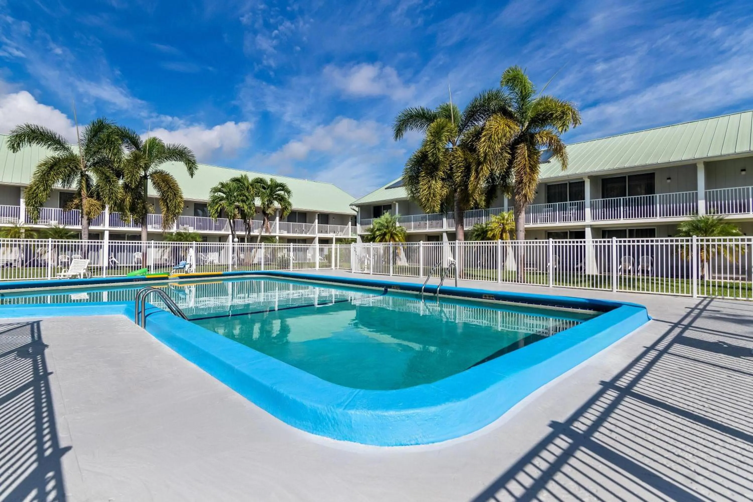 Swimming pool in Howard Johnson by Wyndham Vero Beach / Downtown