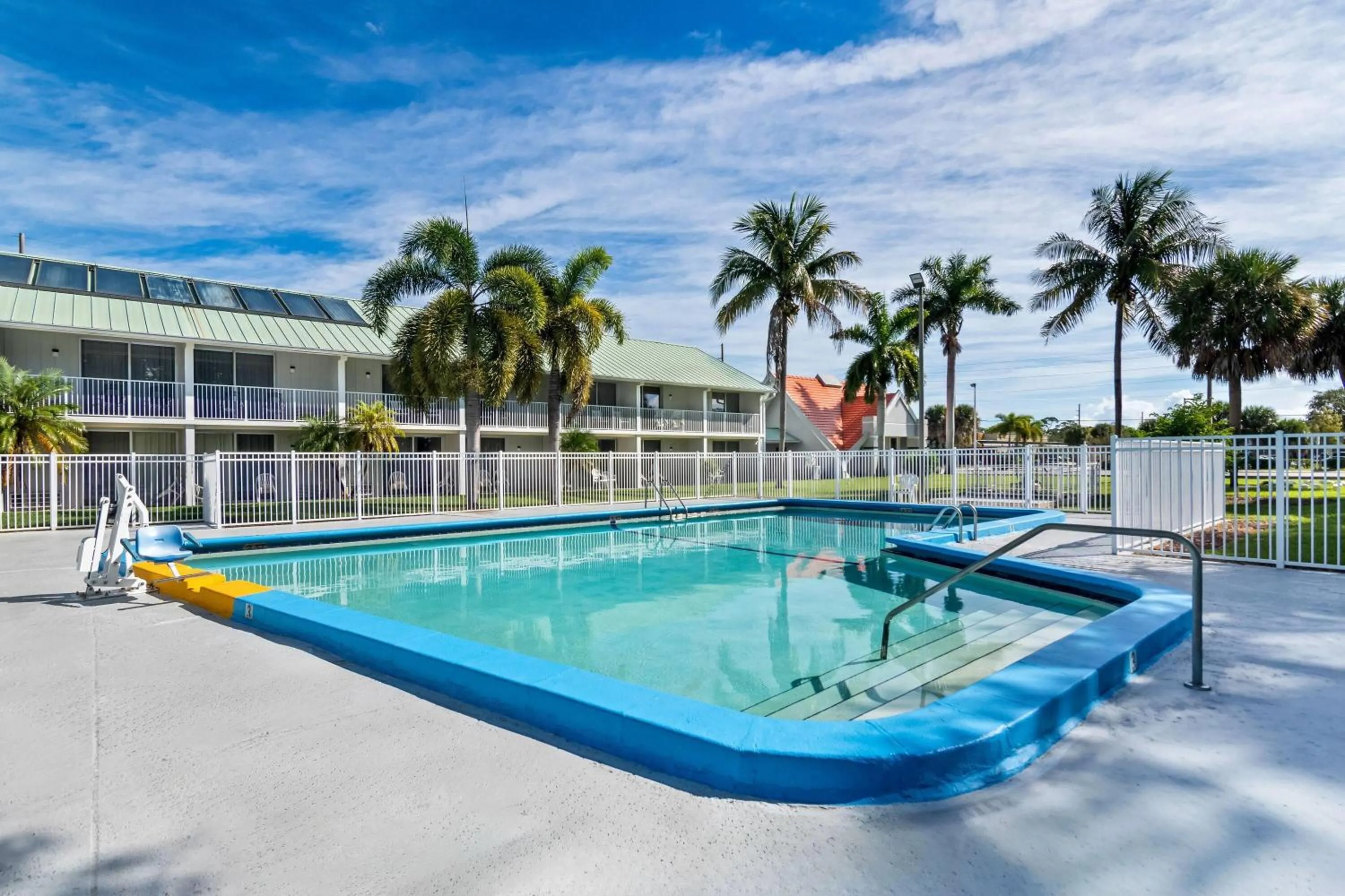 Swimming pool in Howard Johnson by Wyndham Vero Beach / Downtown