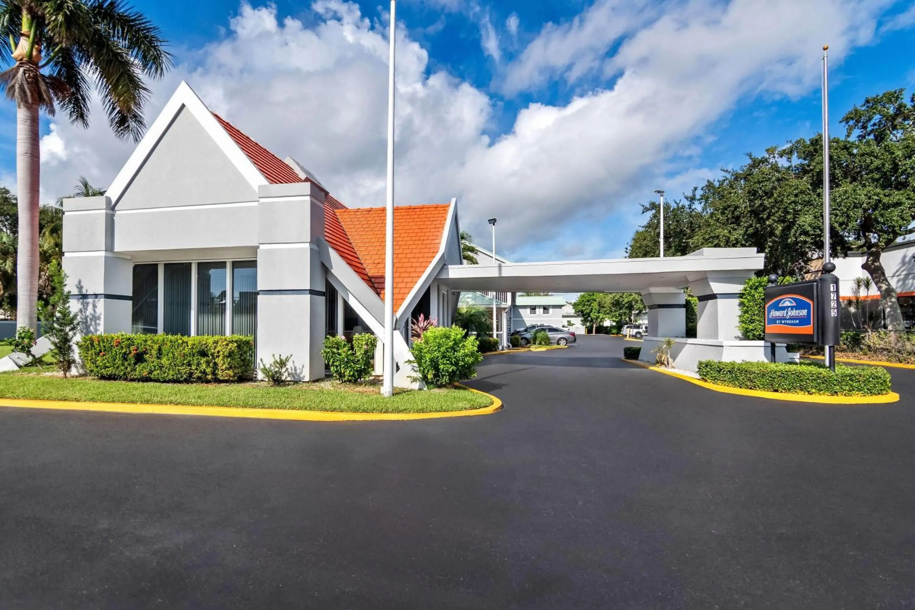Property building in Howard Johnson by Wyndham Vero Beach / Downtown