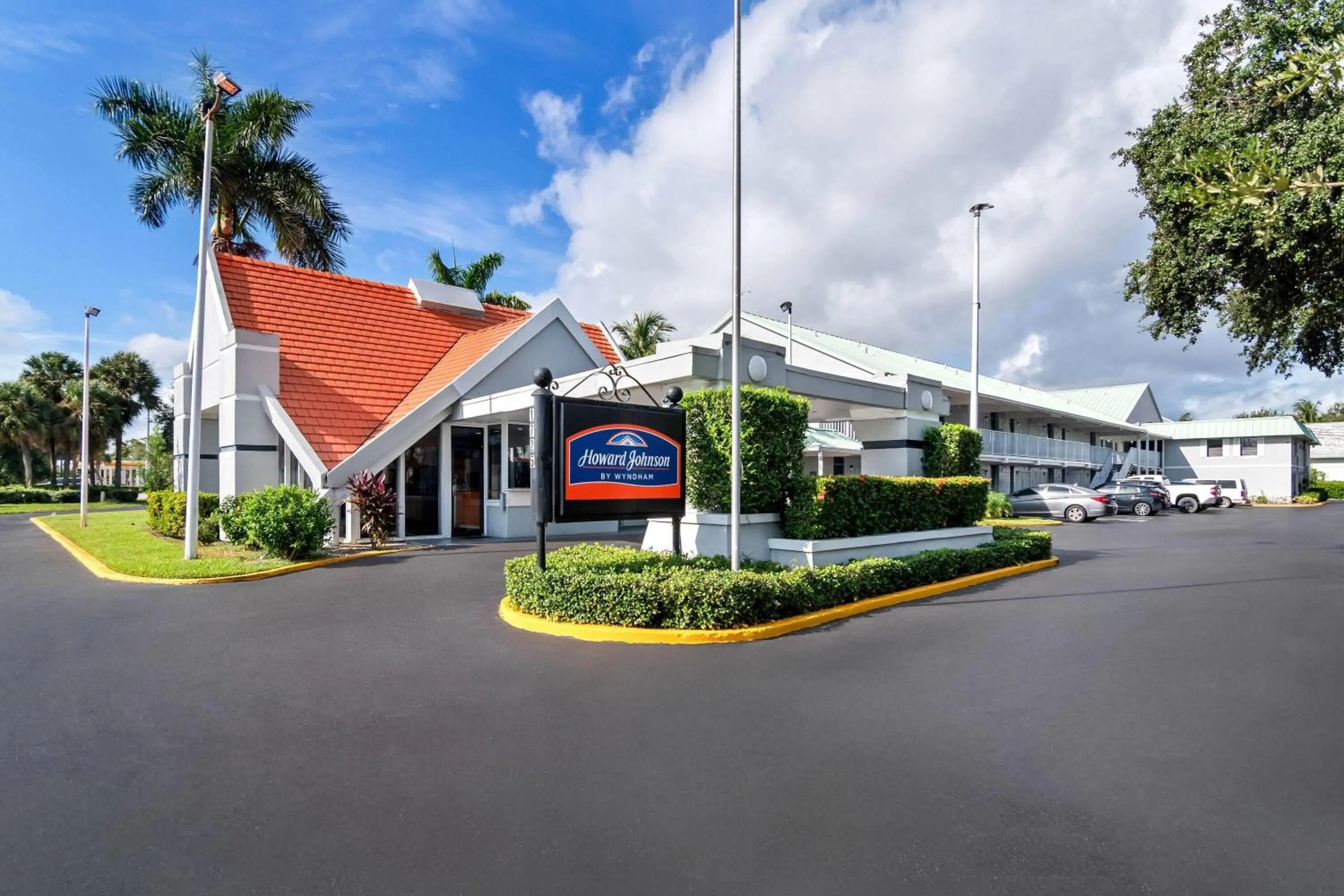 Property building in Howard Johnson by Wyndham Vero Beach / Downtown