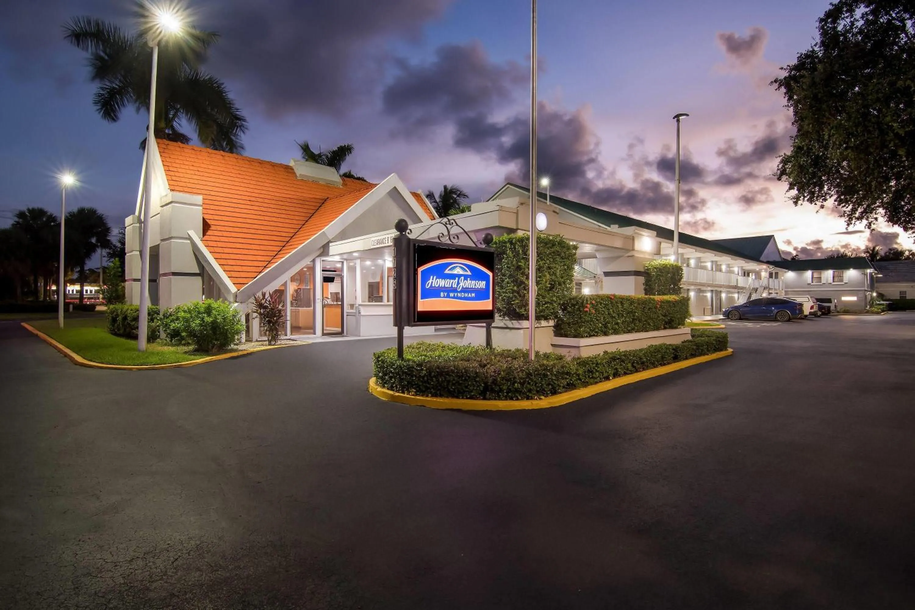 Property building in Howard Johnson by Wyndham Vero Beach / Downtown
