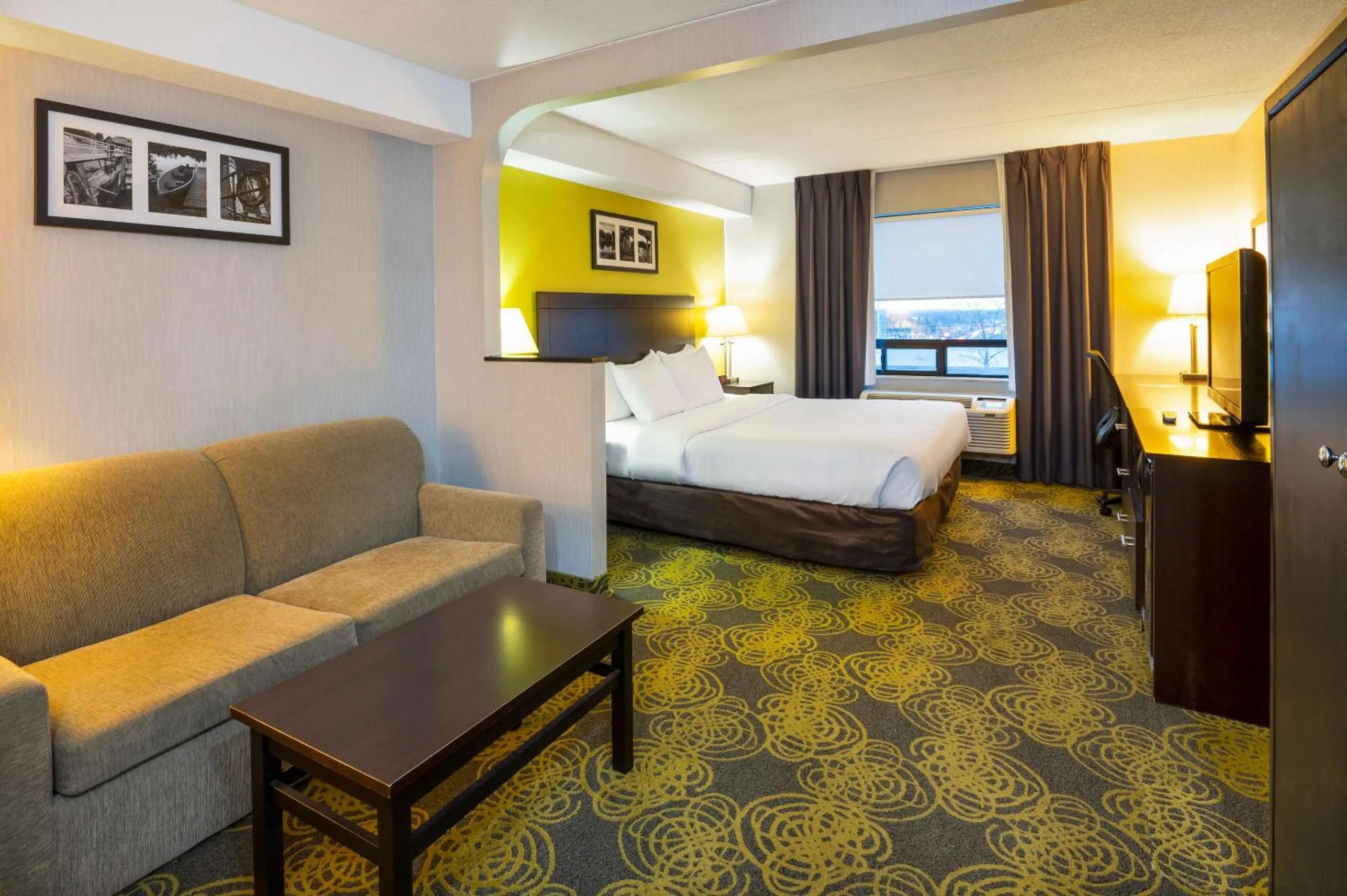 Bedroom, Bed in Comfort Hotel & Suites