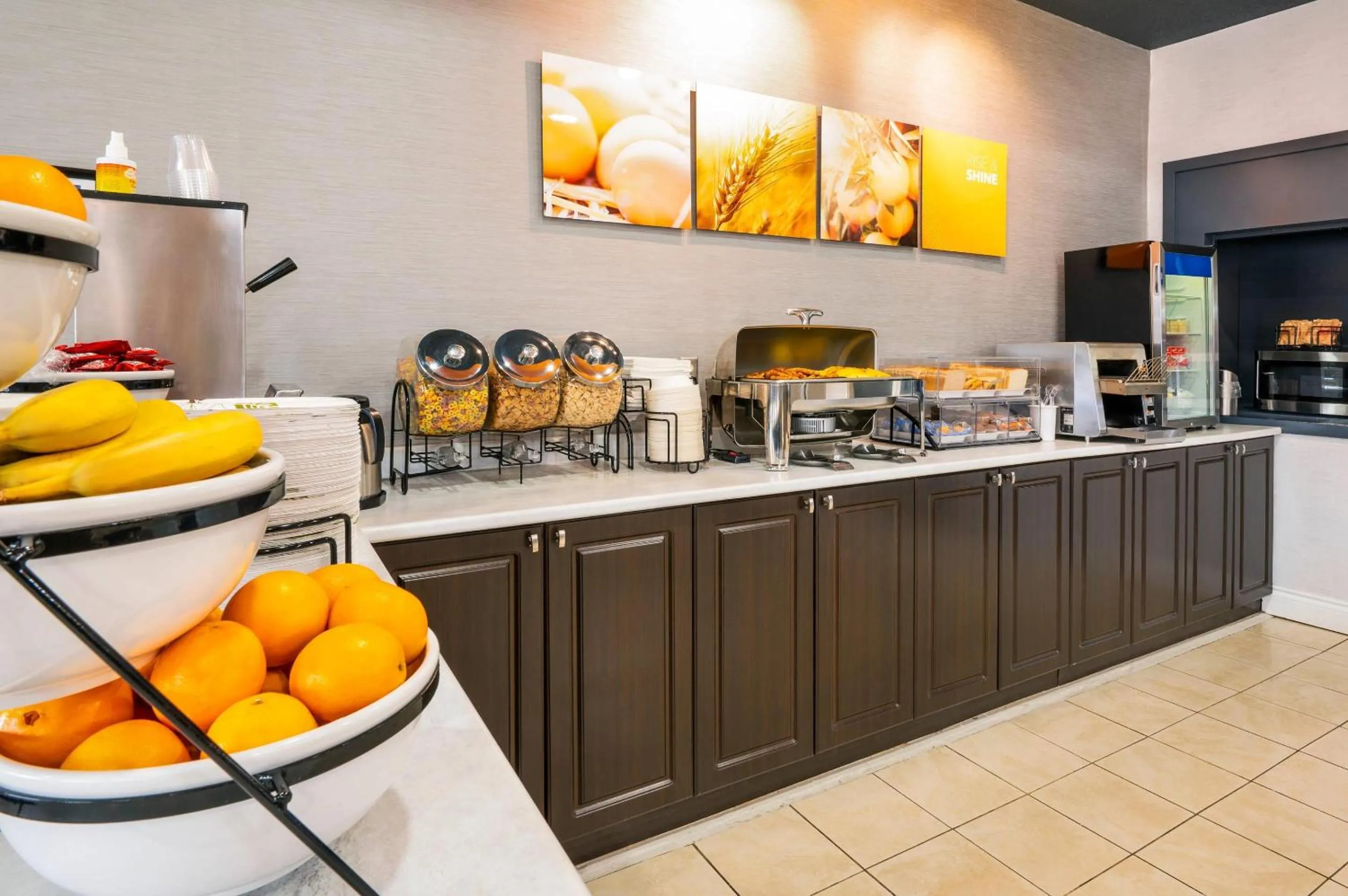 Breakfast in Comfort Hotel & Suites