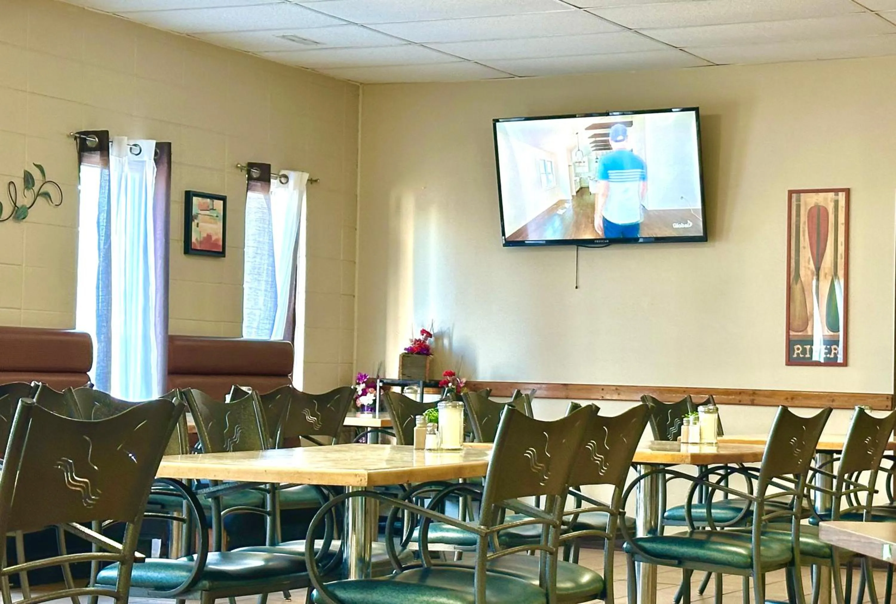 Restaurant/places to eat in Lacombe Motor Inn