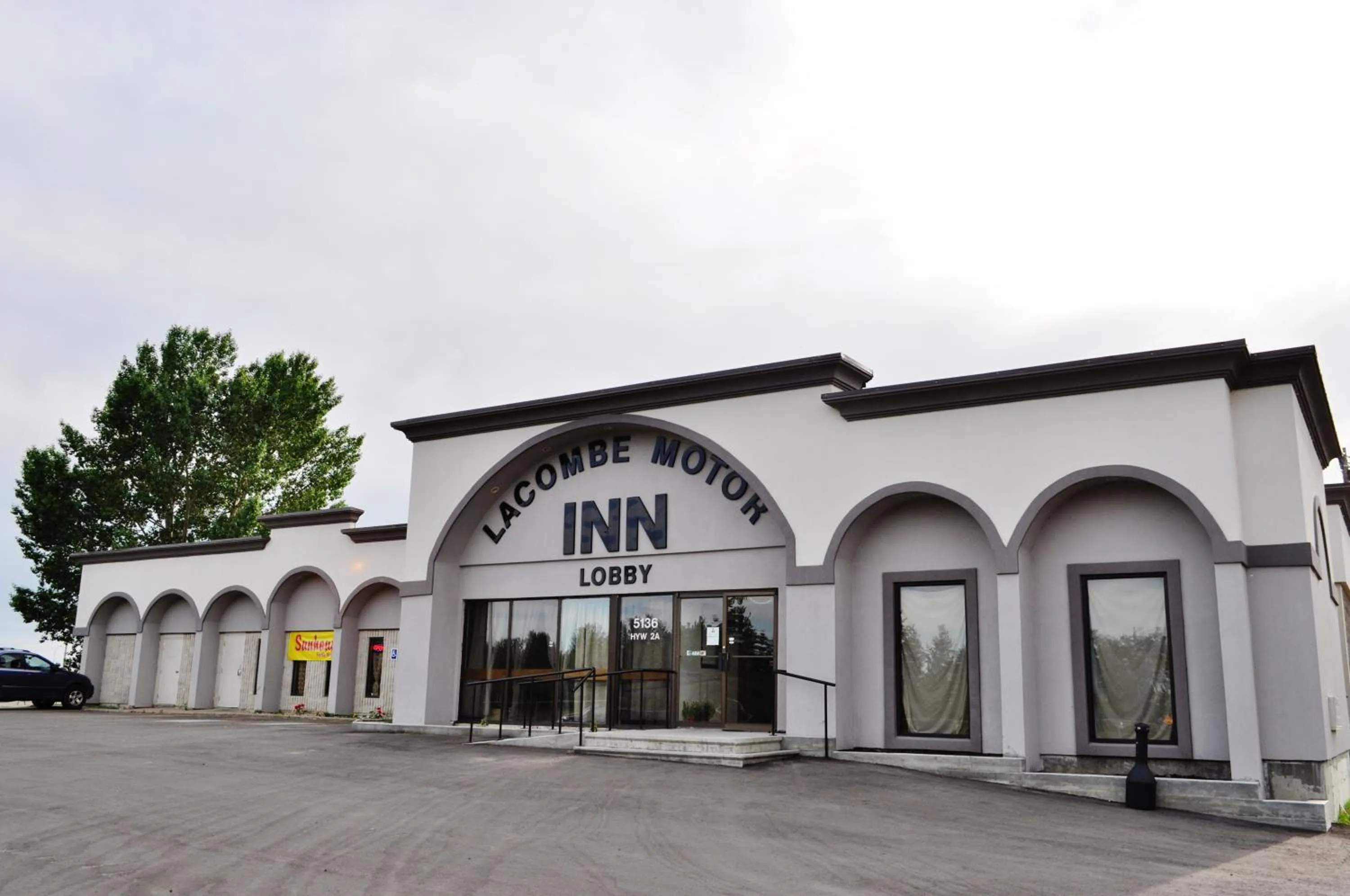 Property building in Lacombe Motor Inn