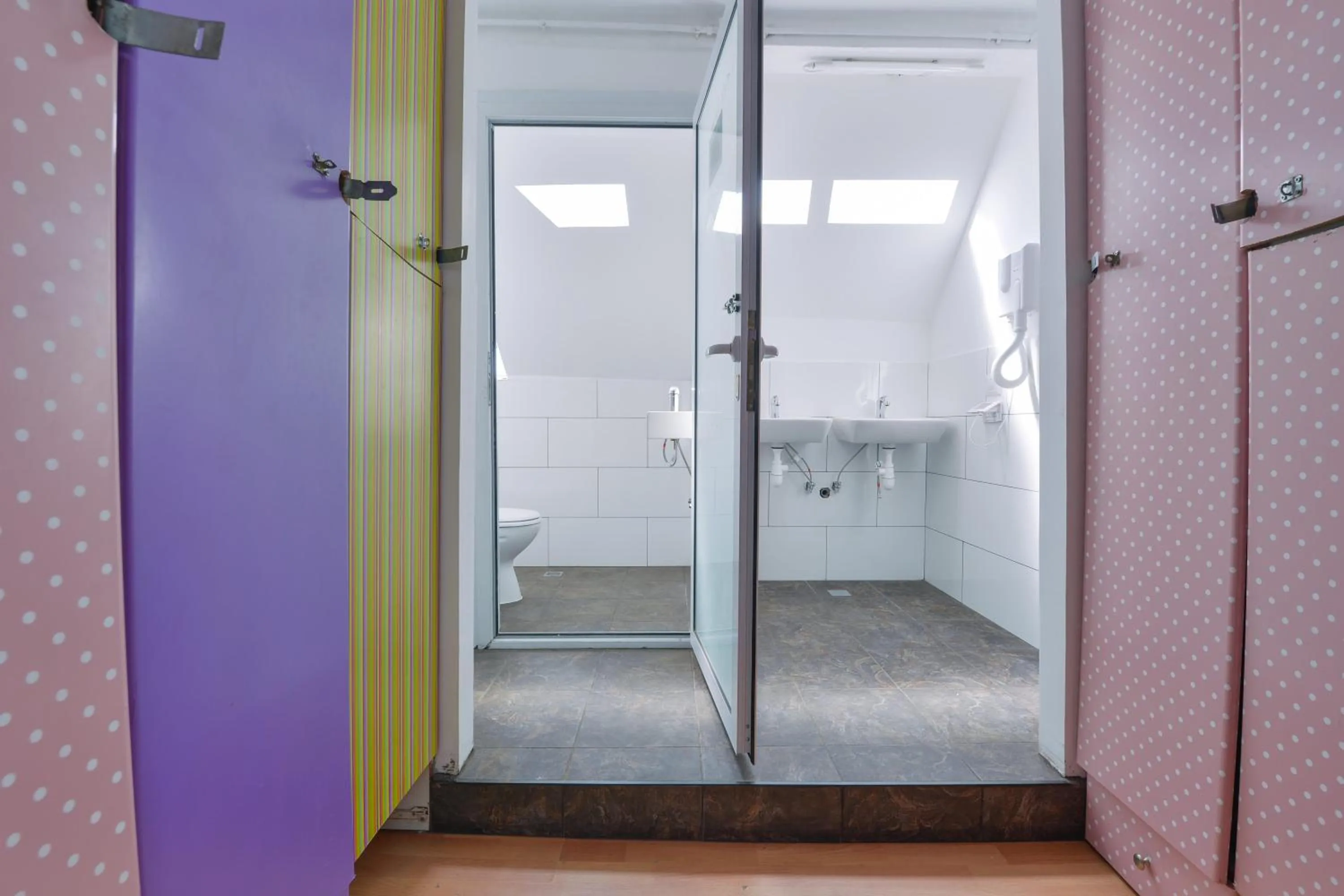 Roger's Hostel Tel Aviv (age 18-45)