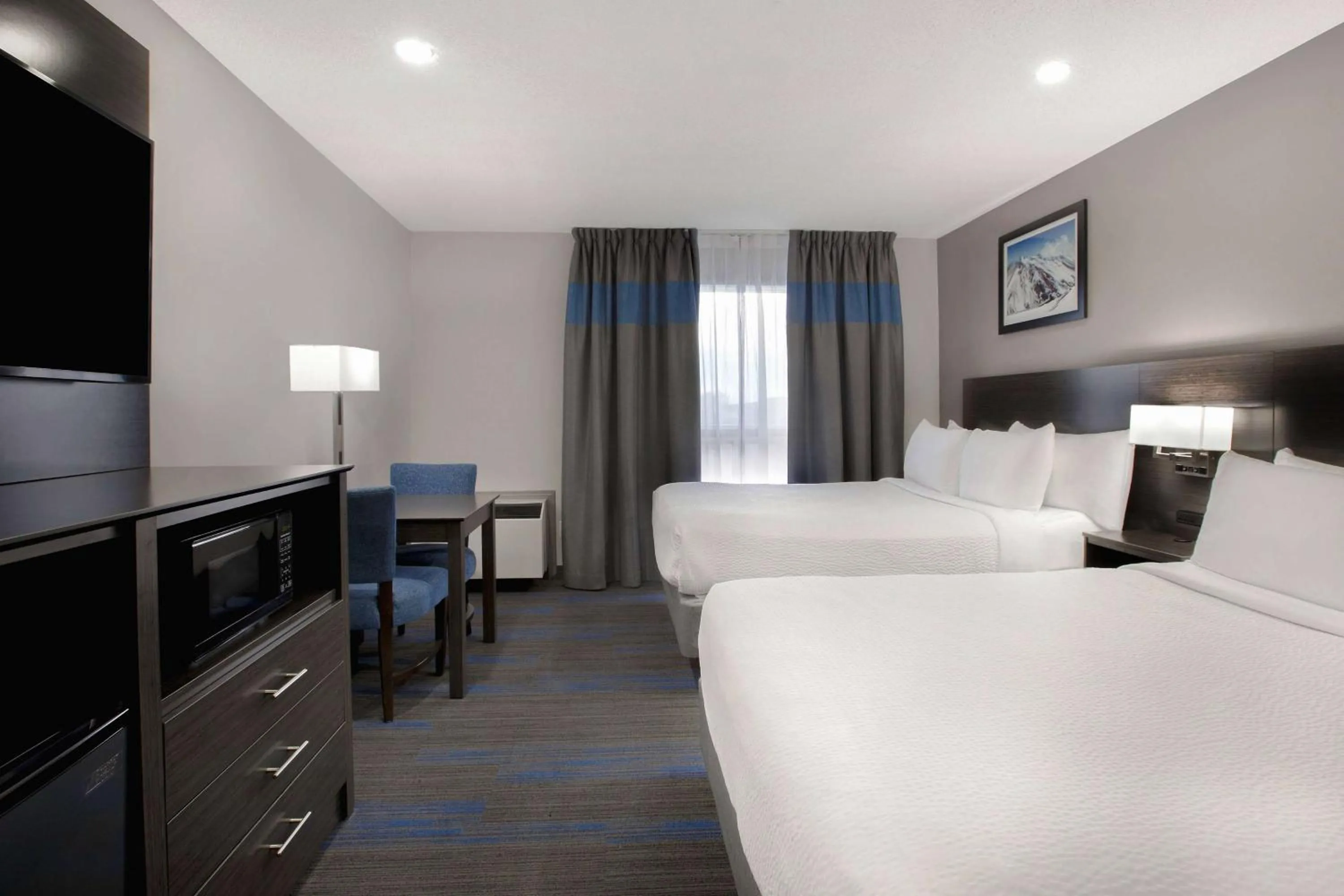 Photo of the whole room, Bed in Days Inn by Wyndham Barrie