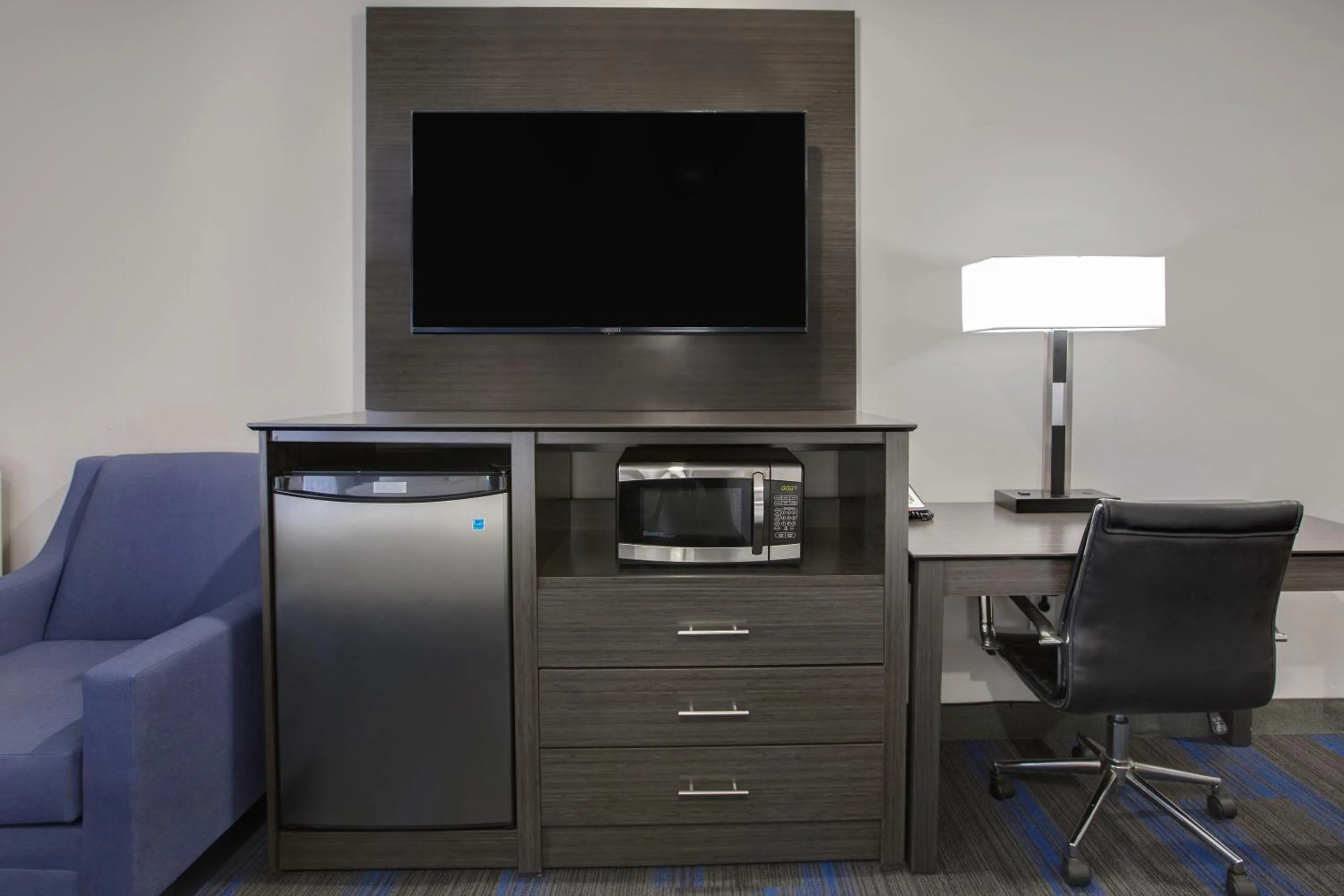 Bedroom in Days Inn by Wyndham Barrie