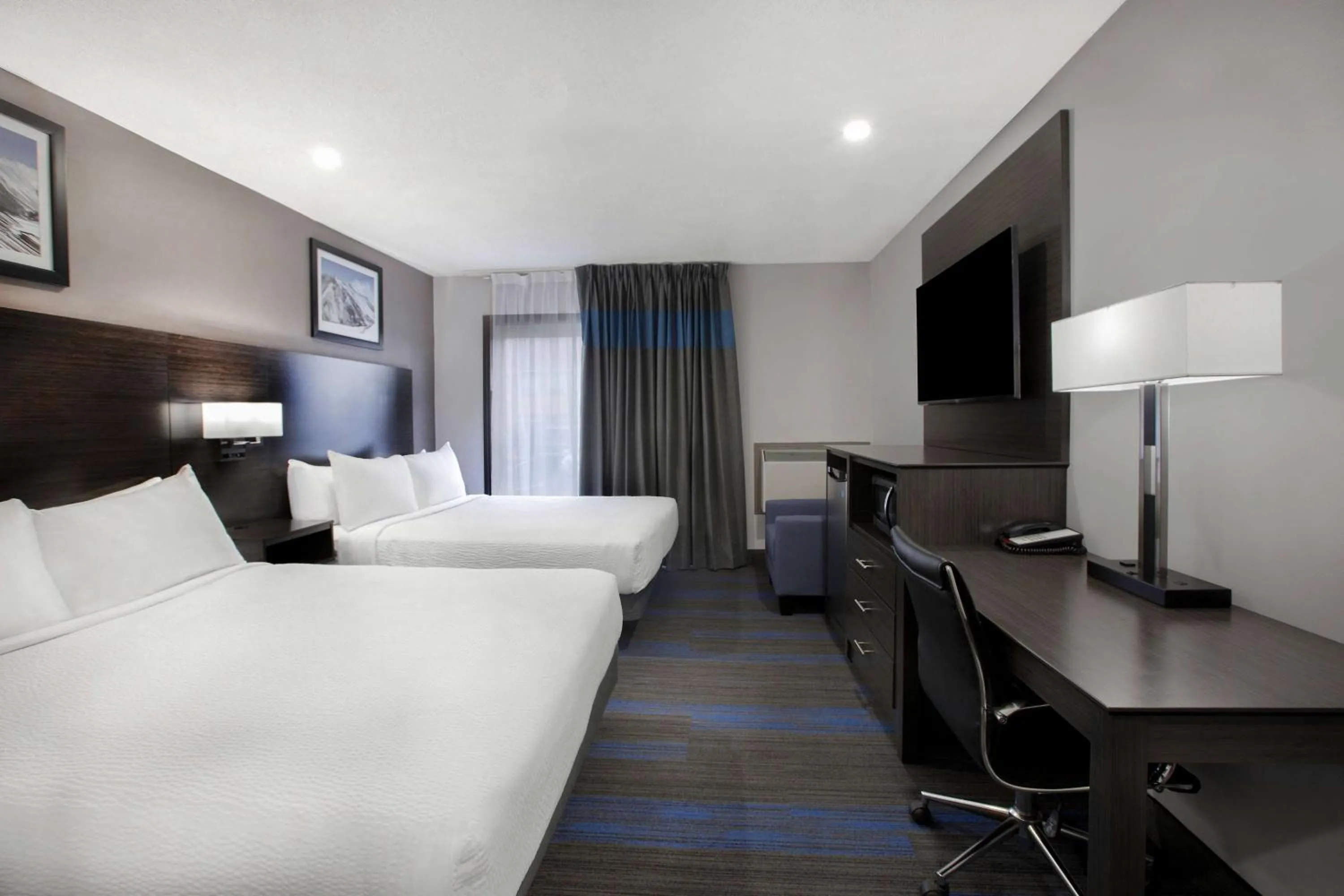 Photo of the whole room, Bed in Days Inn by Wyndham Barrie