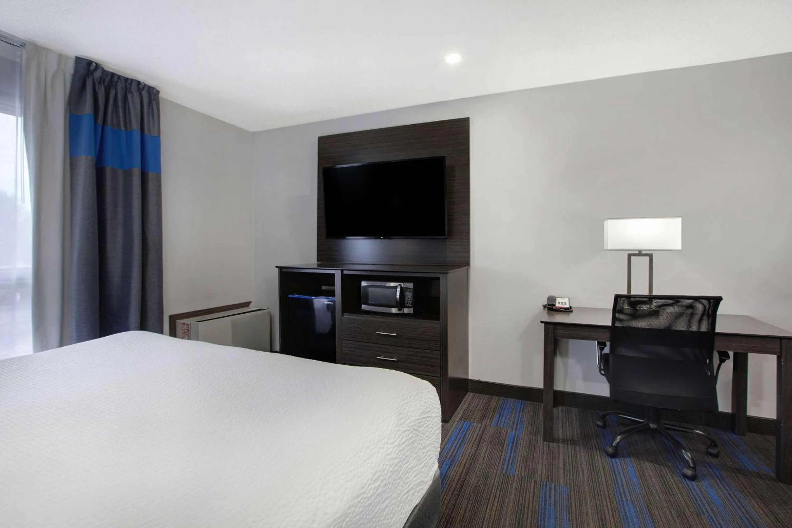 Photo of the whole room, Bed in Days Inn by Wyndham Barrie