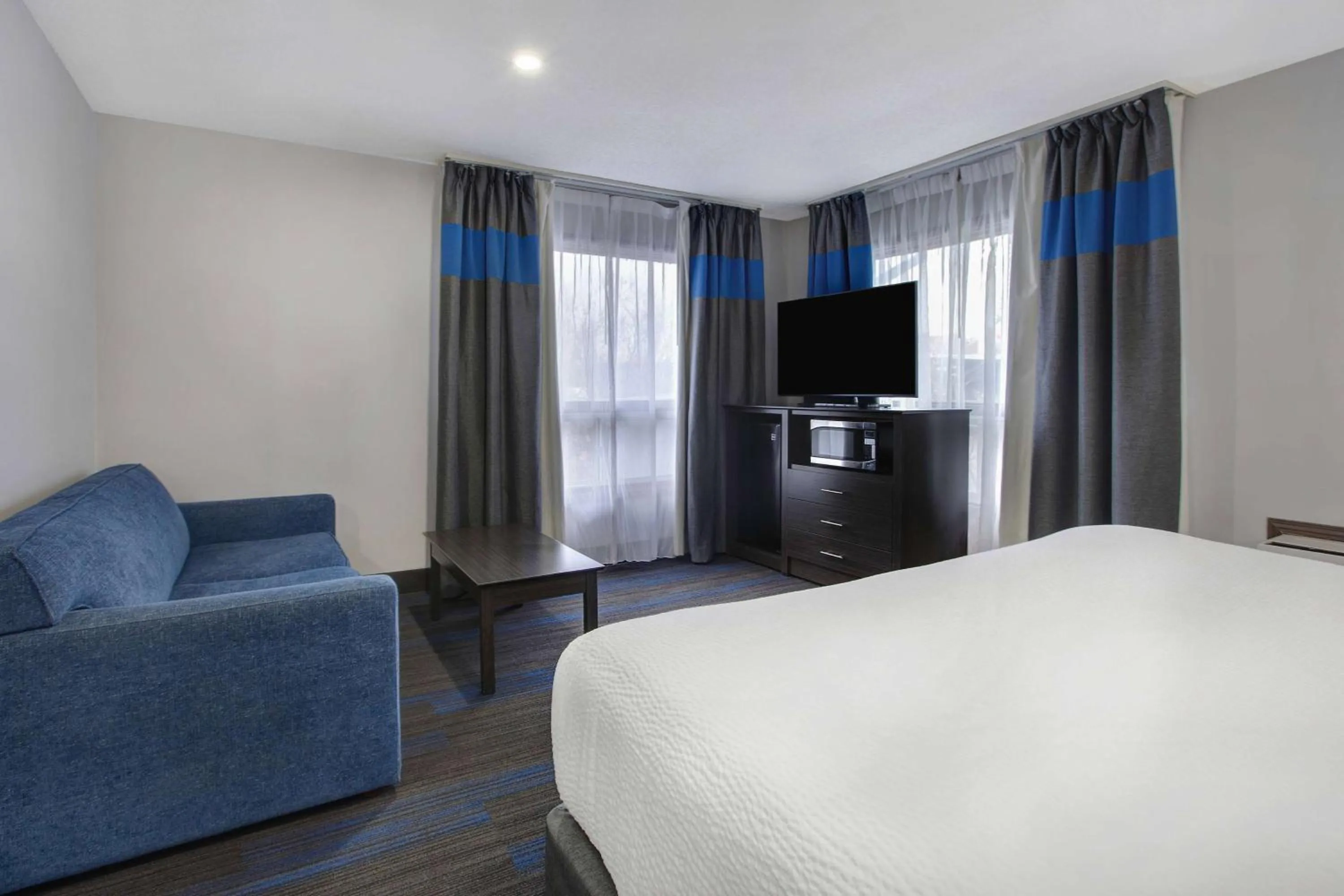 Photo of the whole room, Bed in Days Inn by Wyndham Barrie