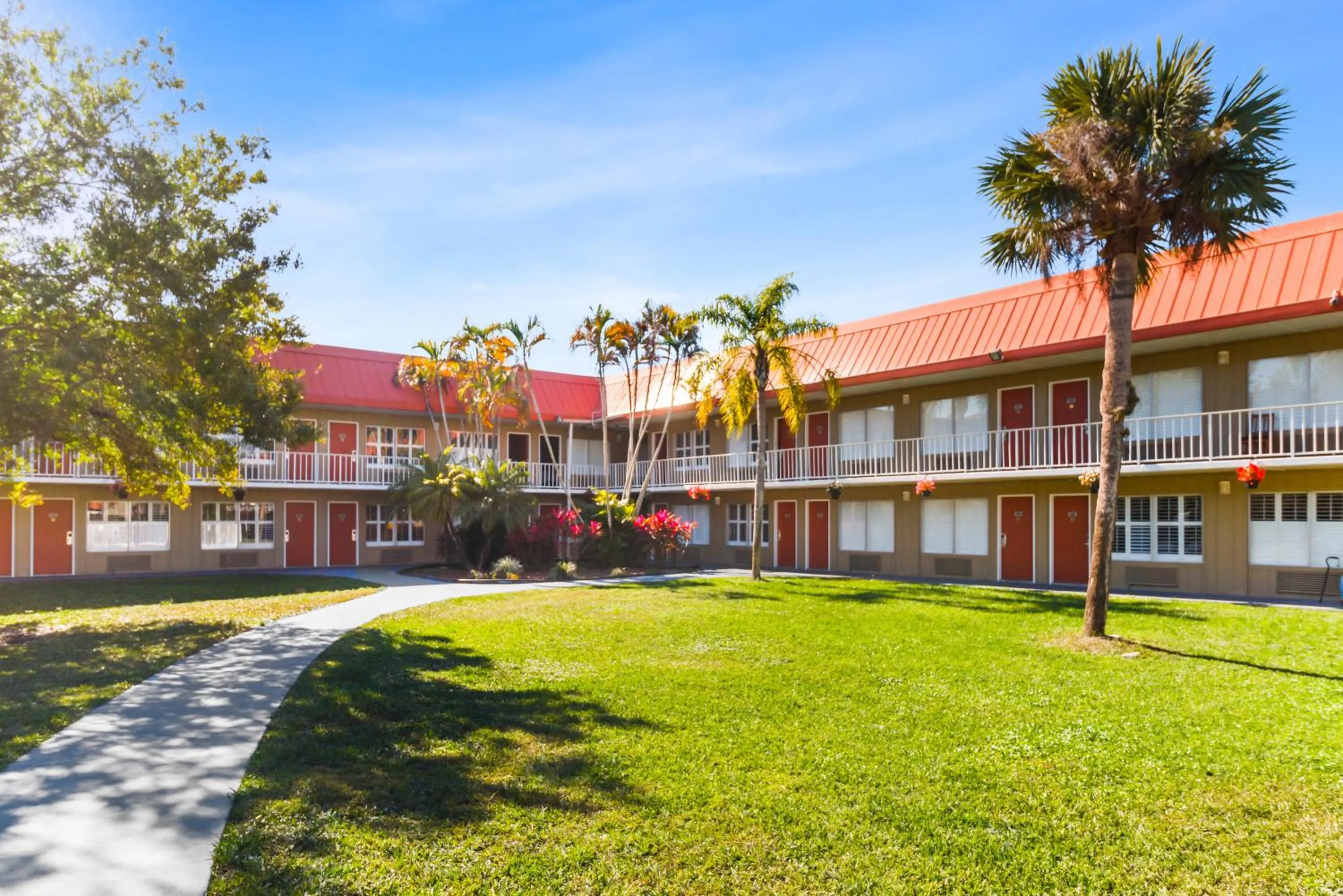 Property building in Vero Beach Inn & Suites Vero Beach I-95
