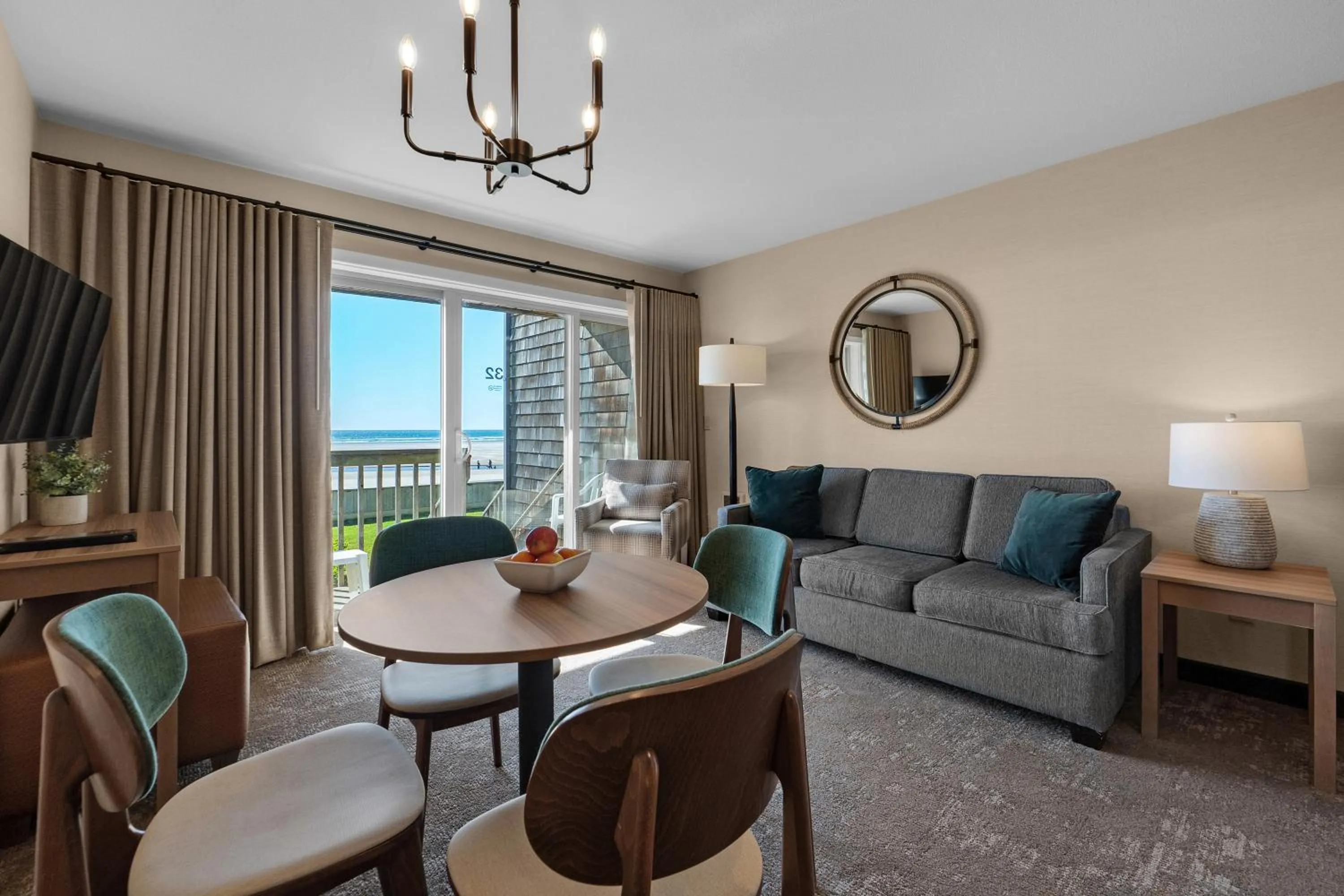 Living room in Schooner's Cove Inn