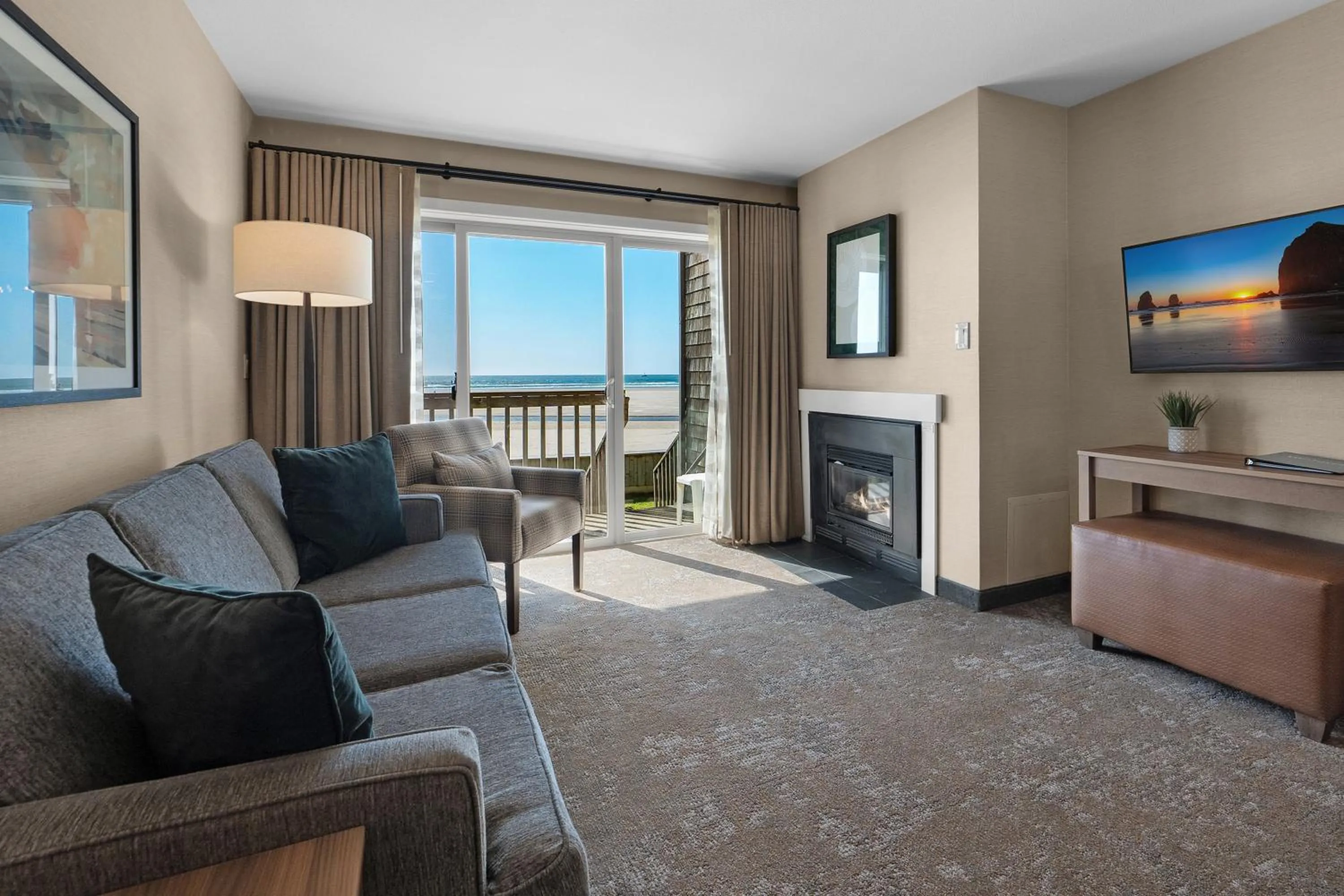 Living room in Schooner's Cove Inn