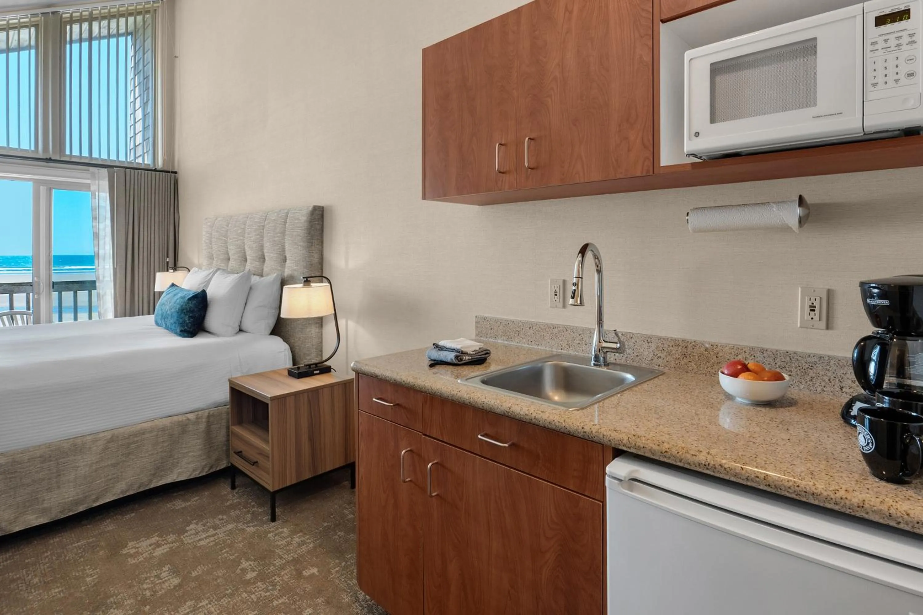 Sea view, Bed in Schooner's Cove Inn