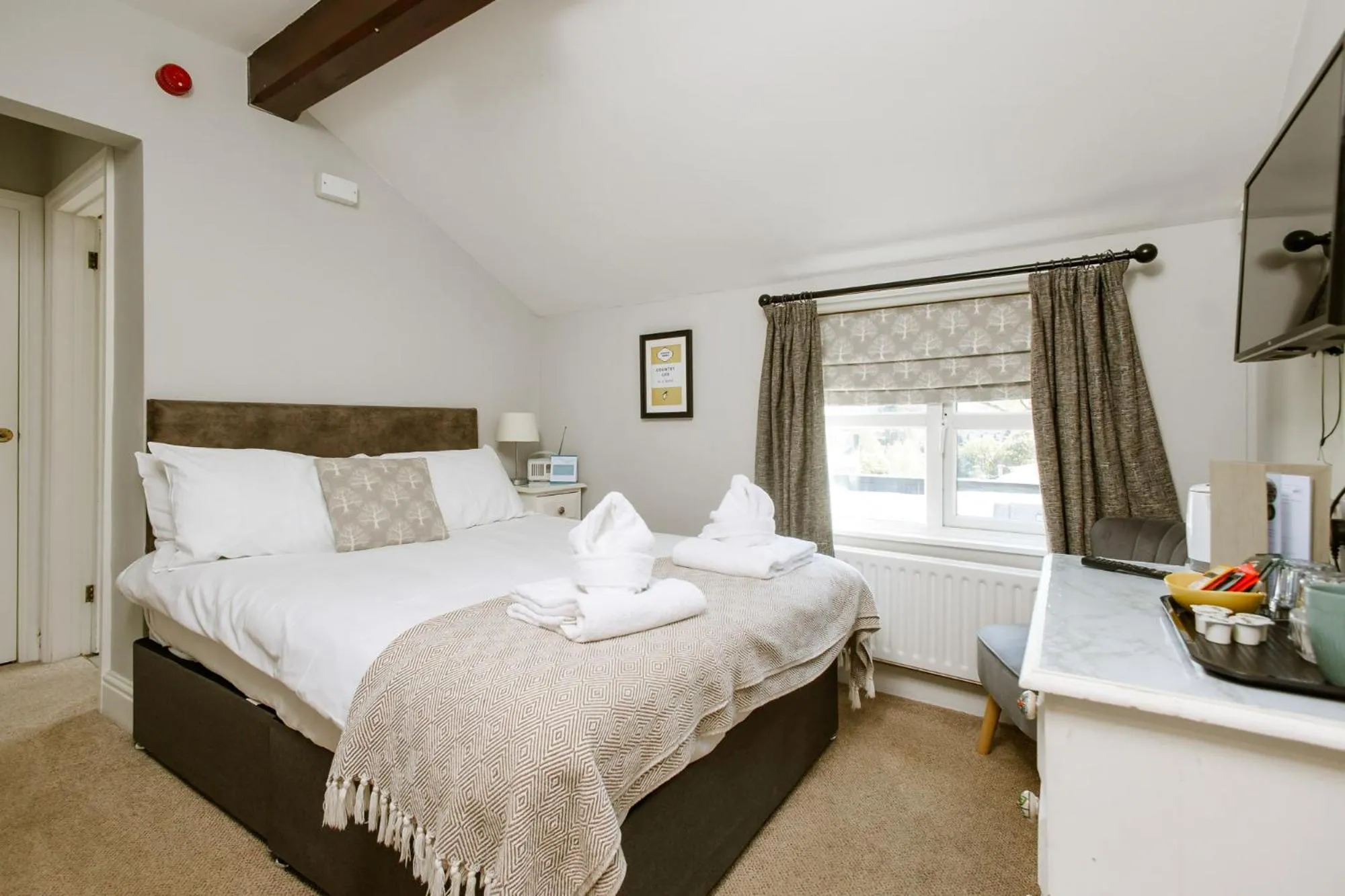 Bed in The Sun Inn At Hook Norton