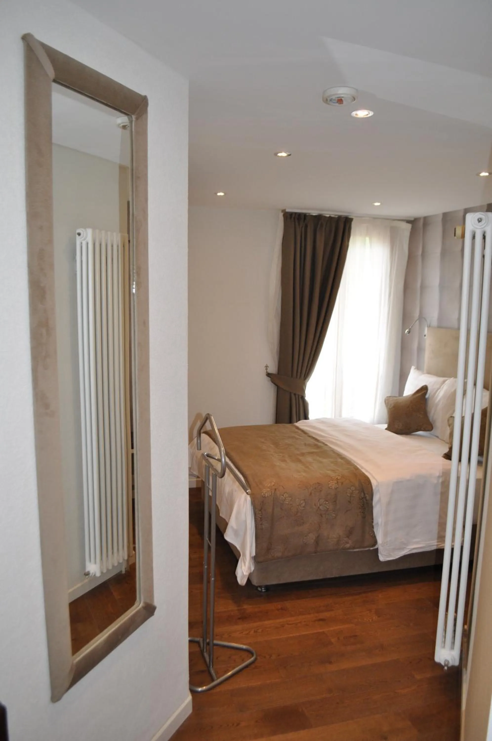 Photo of the whole room, Bed in Hotel de Savoie