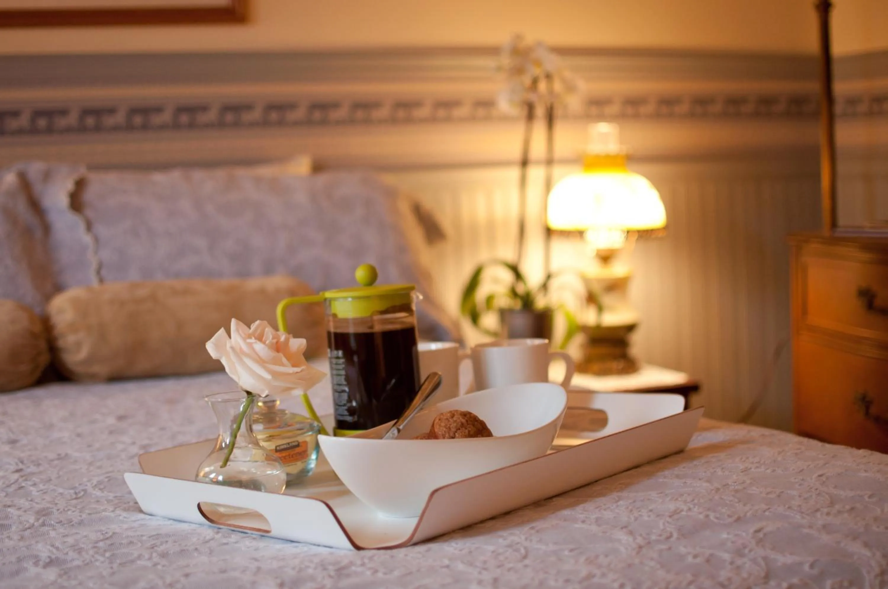 Photo of the whole room, Bed in Main Street Inn