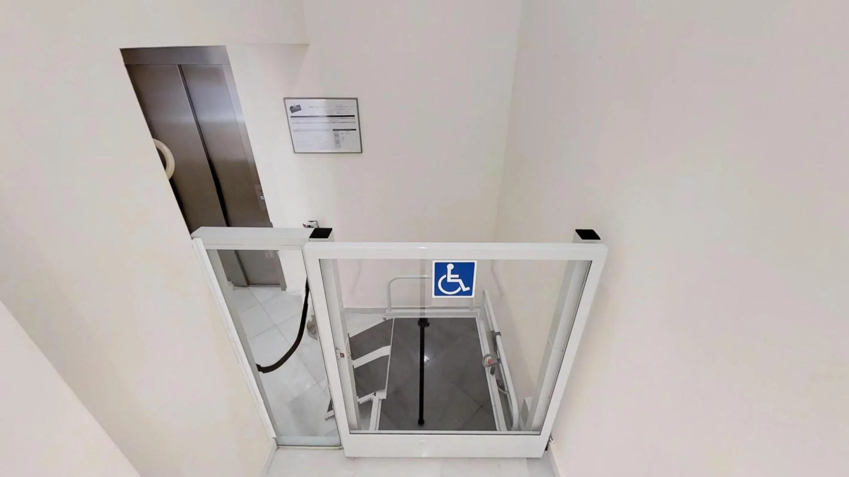 Facility for disabled guests in Suites Murillo Alcázar