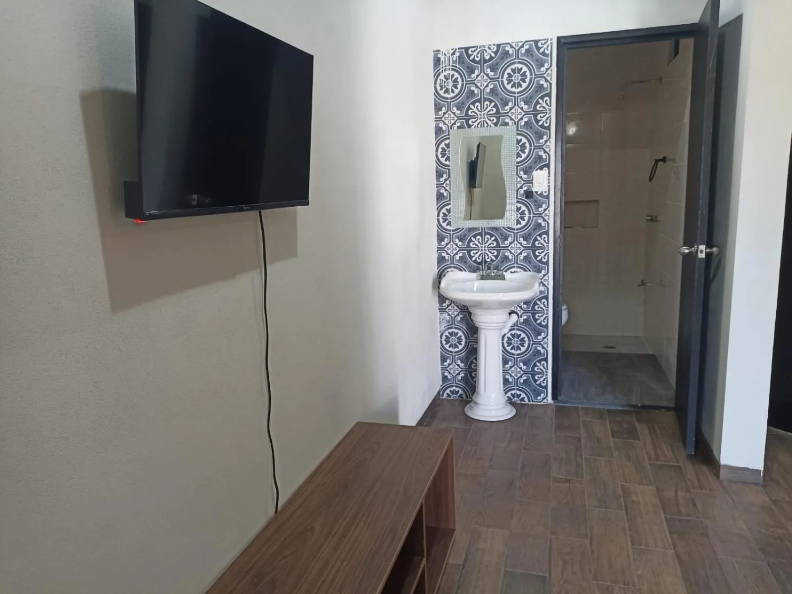 TV and multimedia in Hotel & Hostal 230