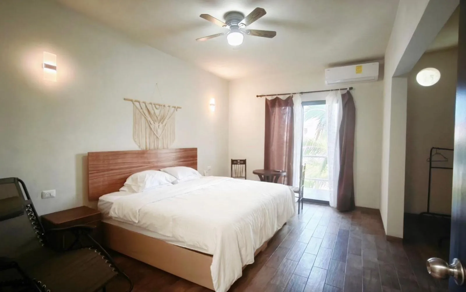 Bed in Hotel & Hostal 230