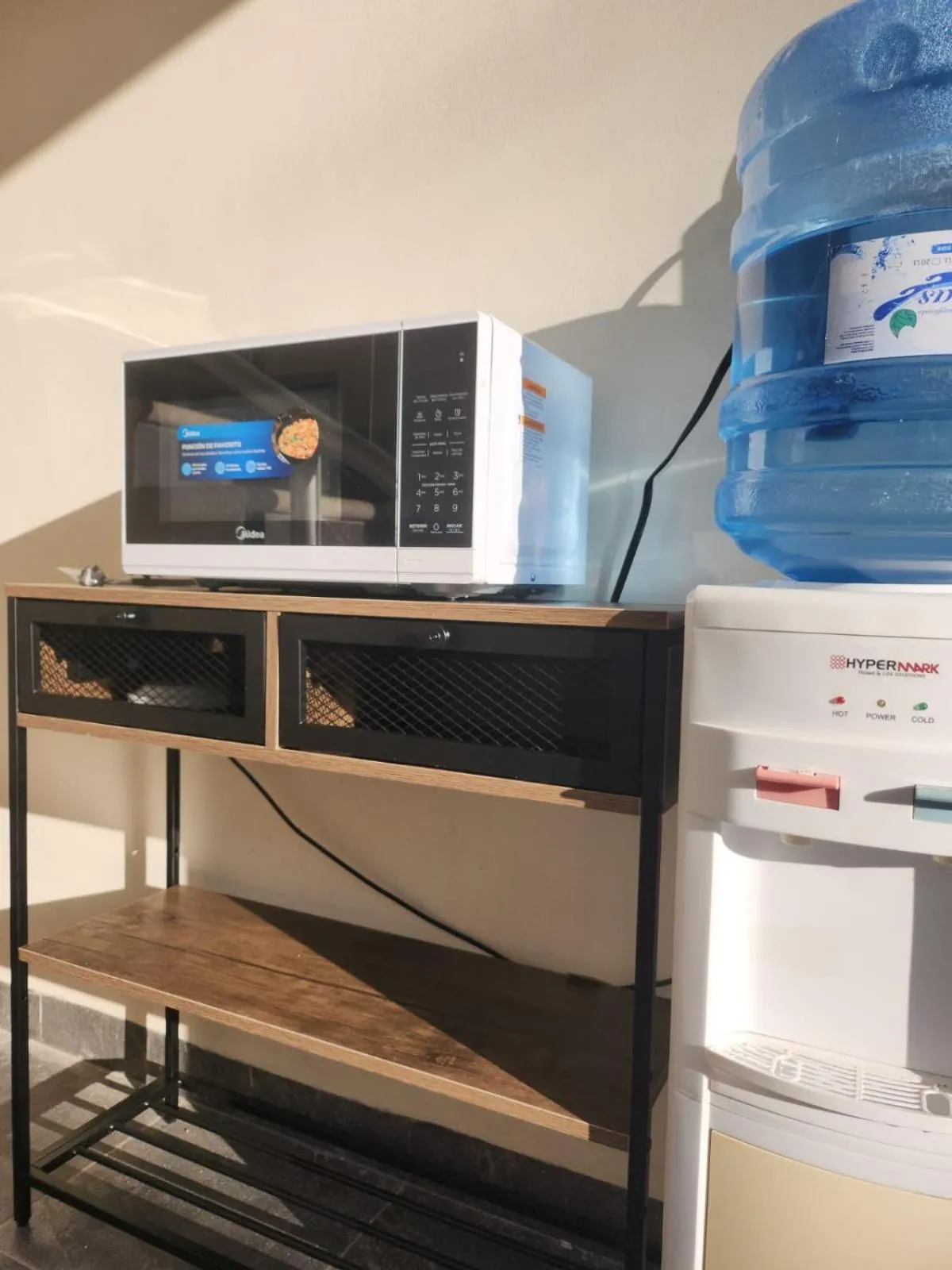 microwave in Hotel & Hostal 230