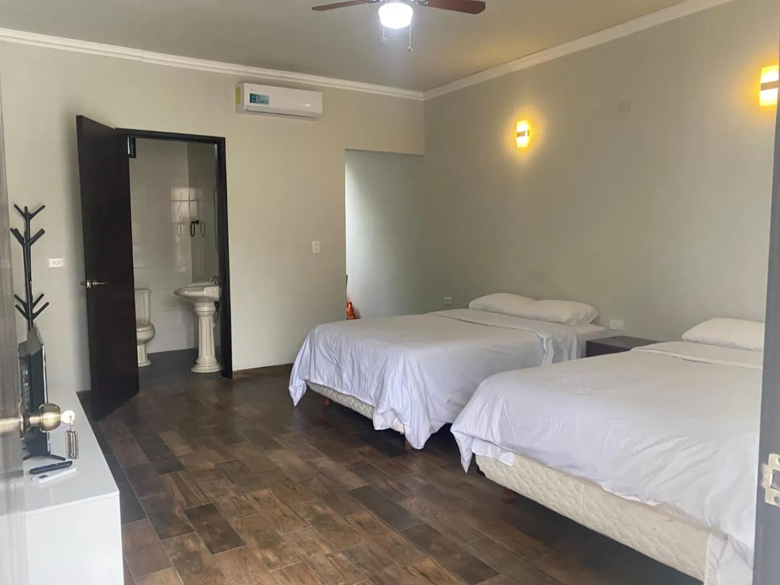 Bed in Hotel & Hostal 230