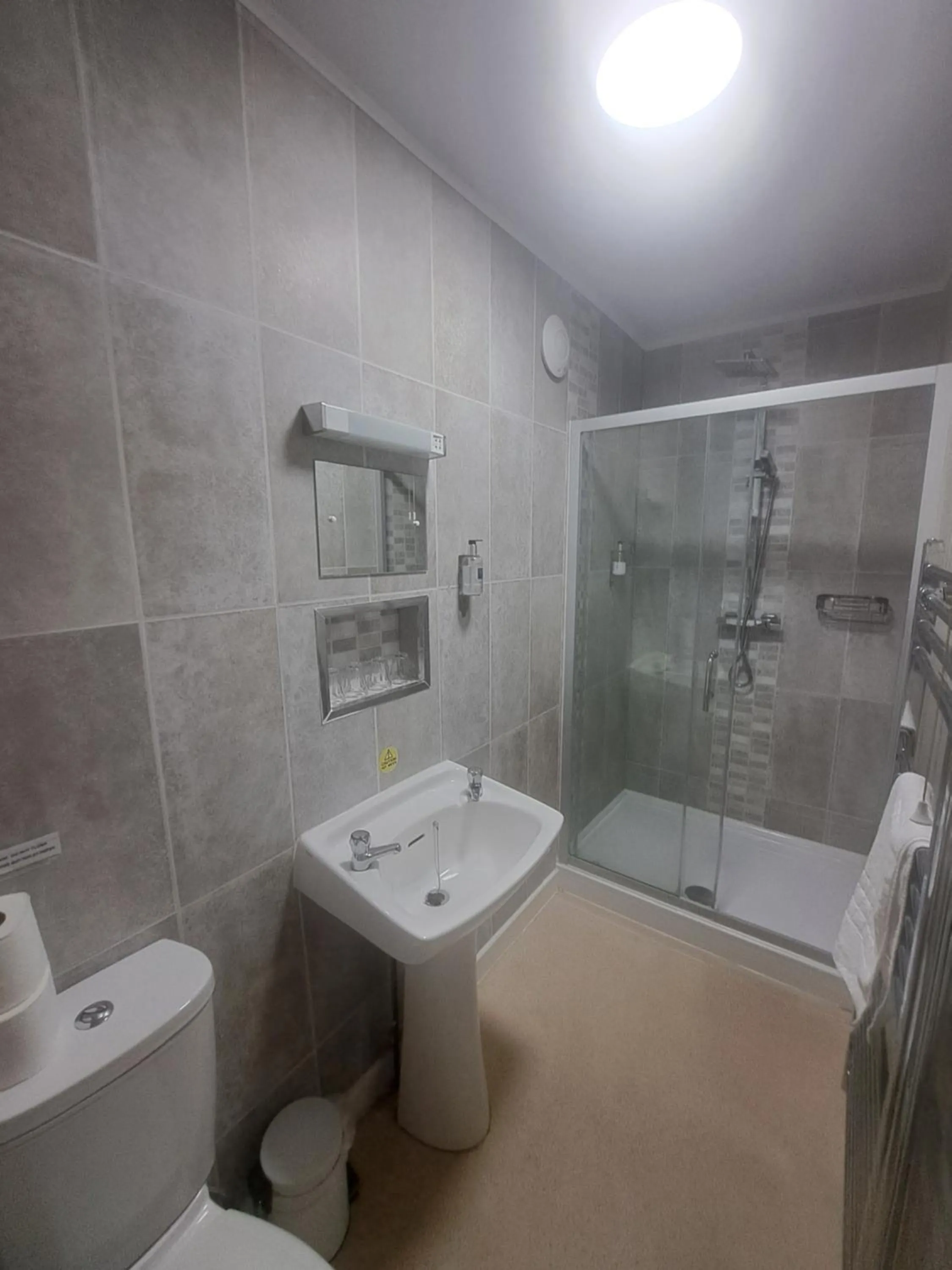 Lion Hotel & Studio Apartments