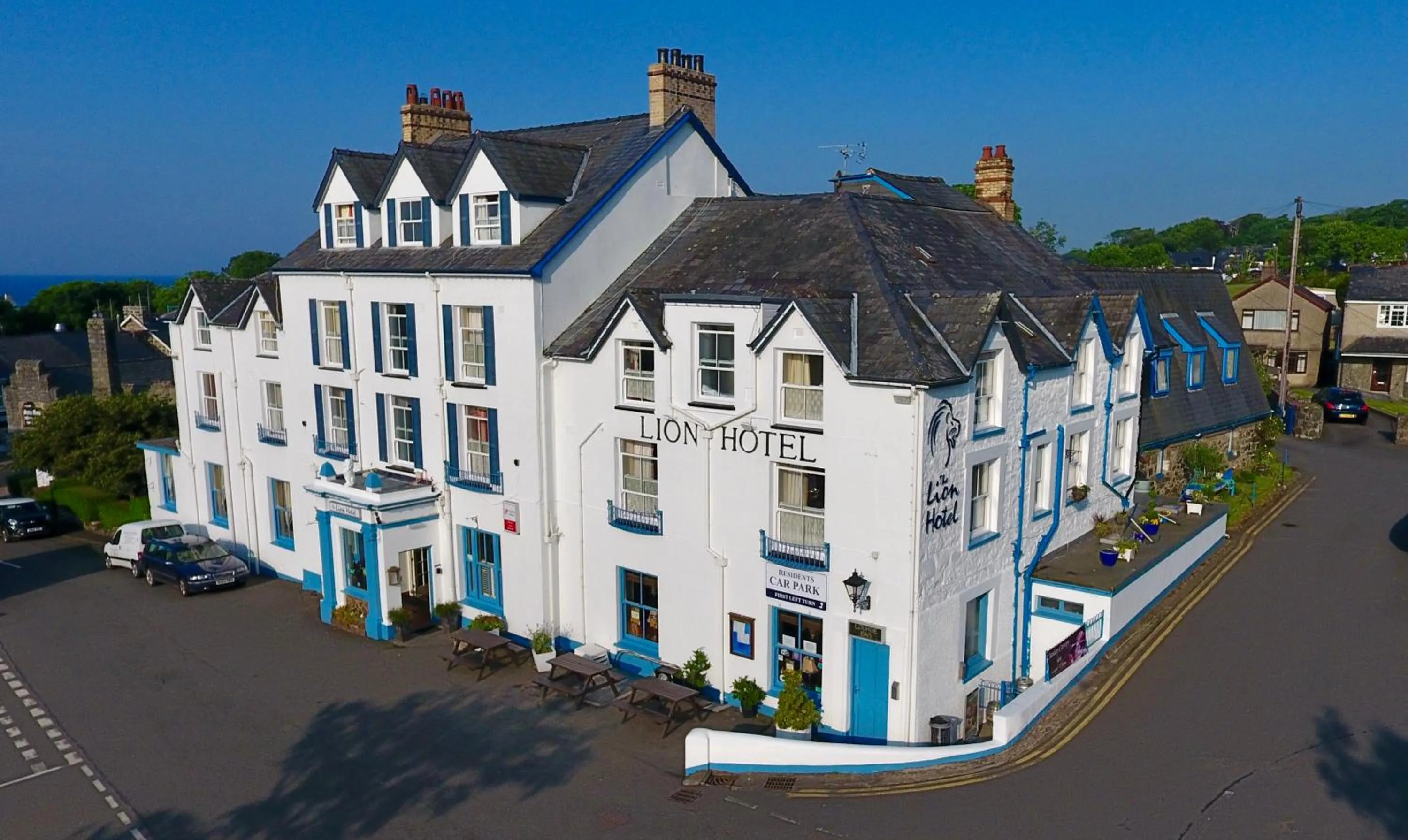 Property building in Lion Hotel & Studio Apartments