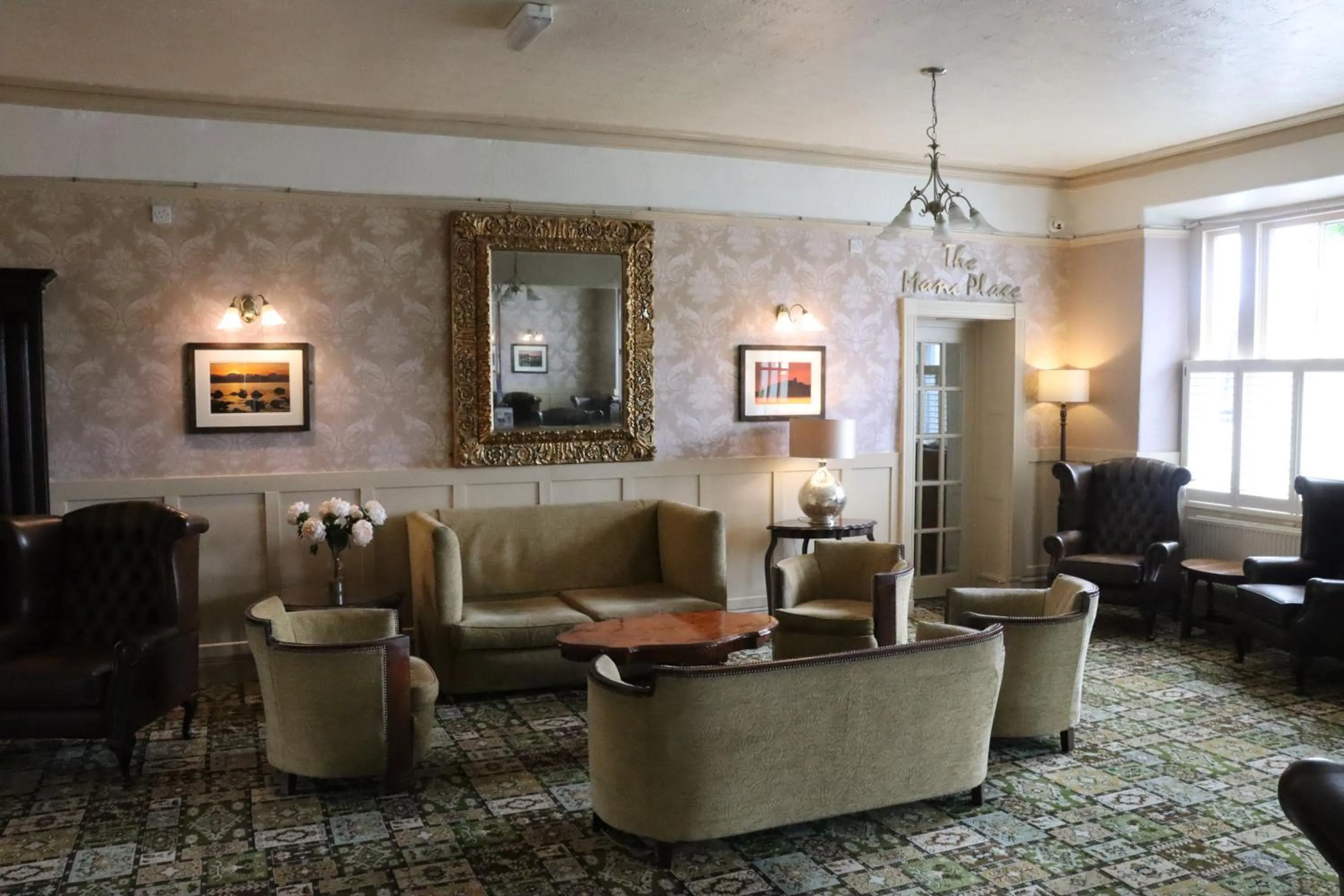 Lion Hotel & Studio Apartments