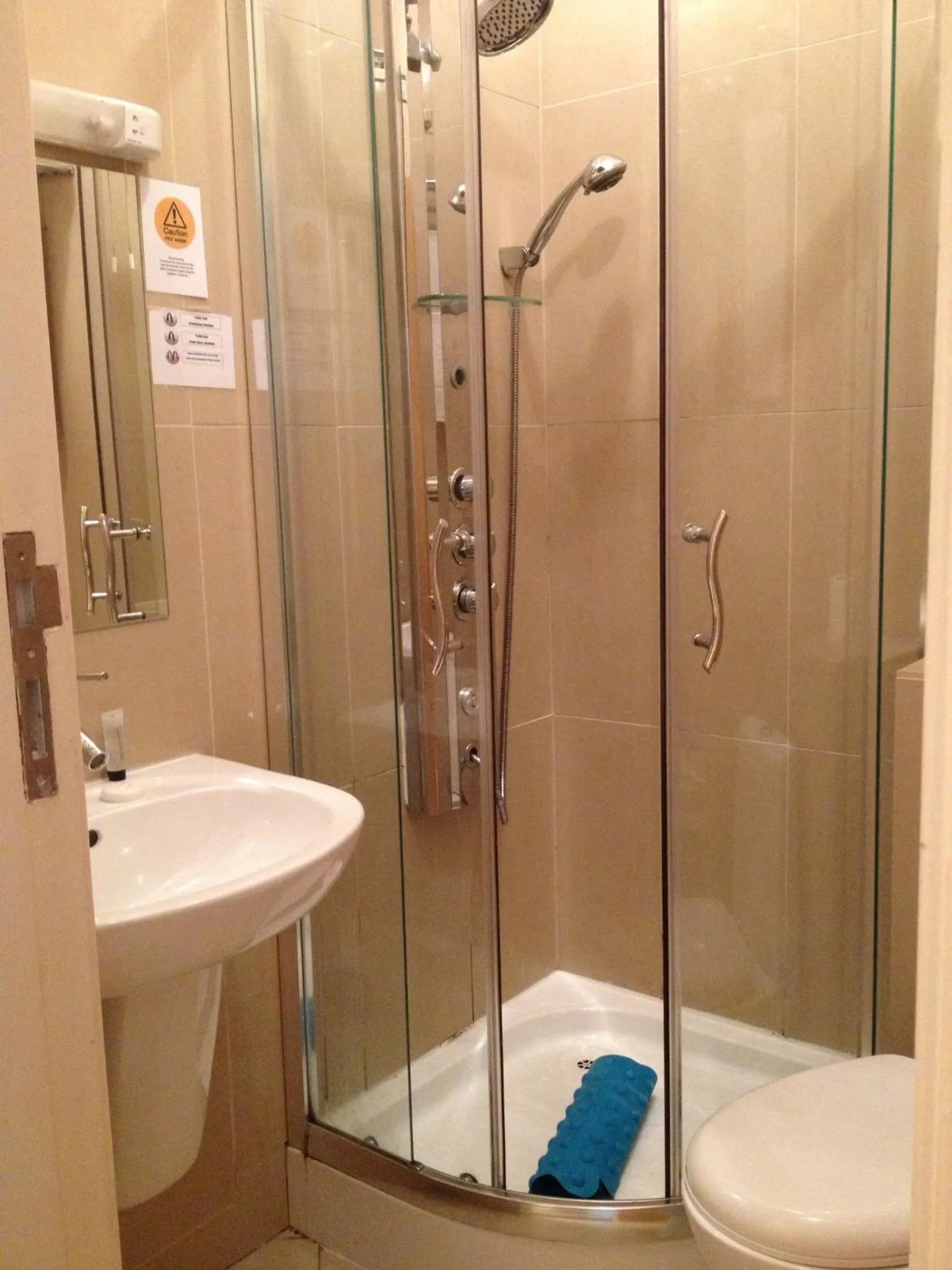 Bathroom in Iris Hotel Llandudno