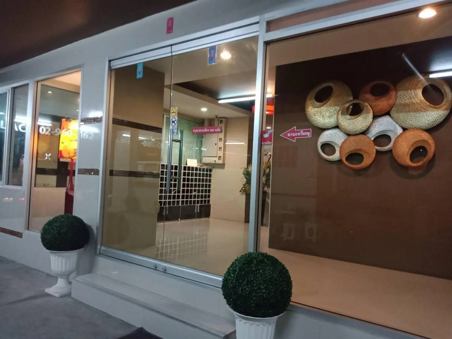 Facade/entrance in Crystal Place Parkkred