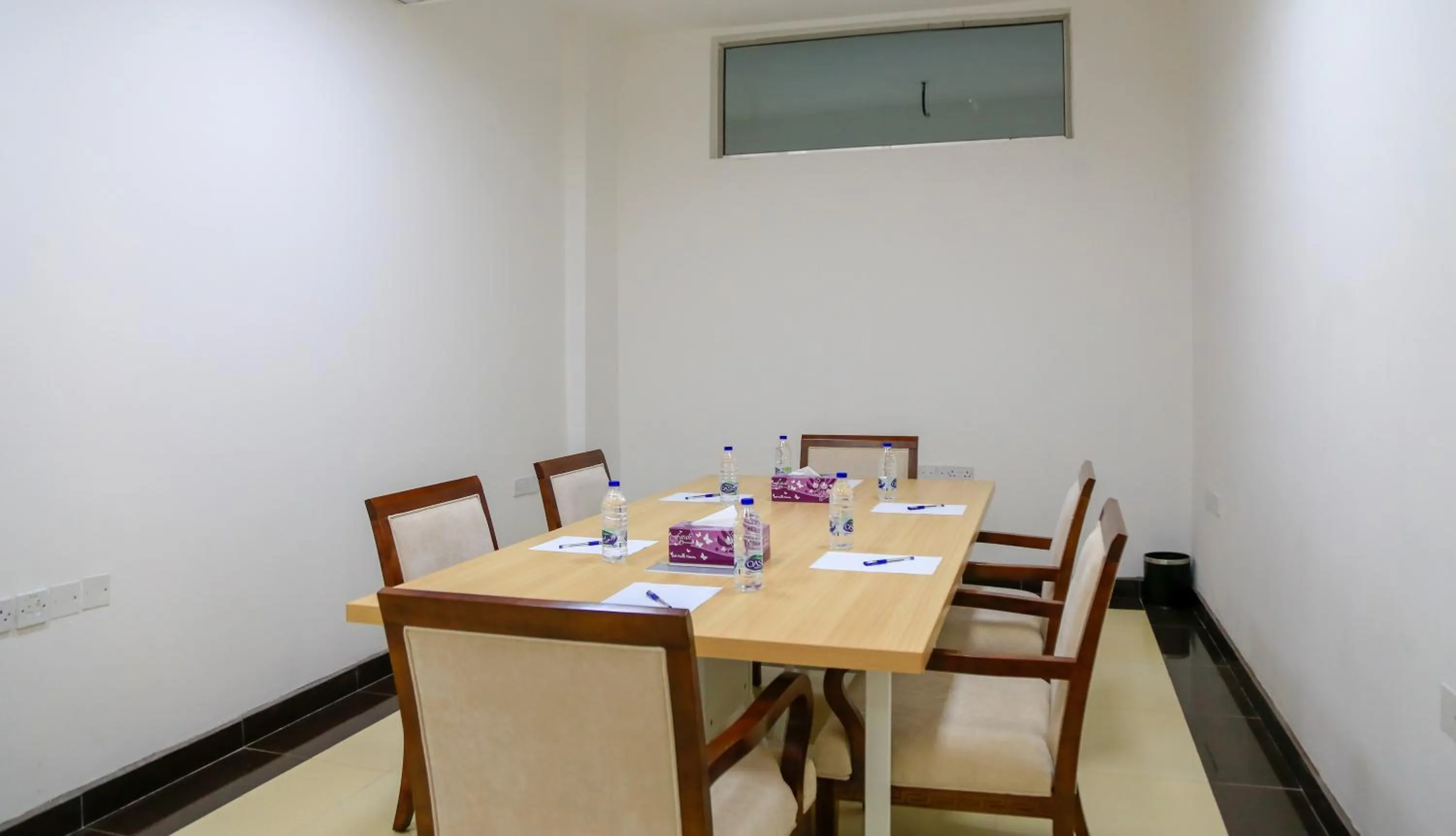 Restaurant/places to eat in Muscat Inn Hotel