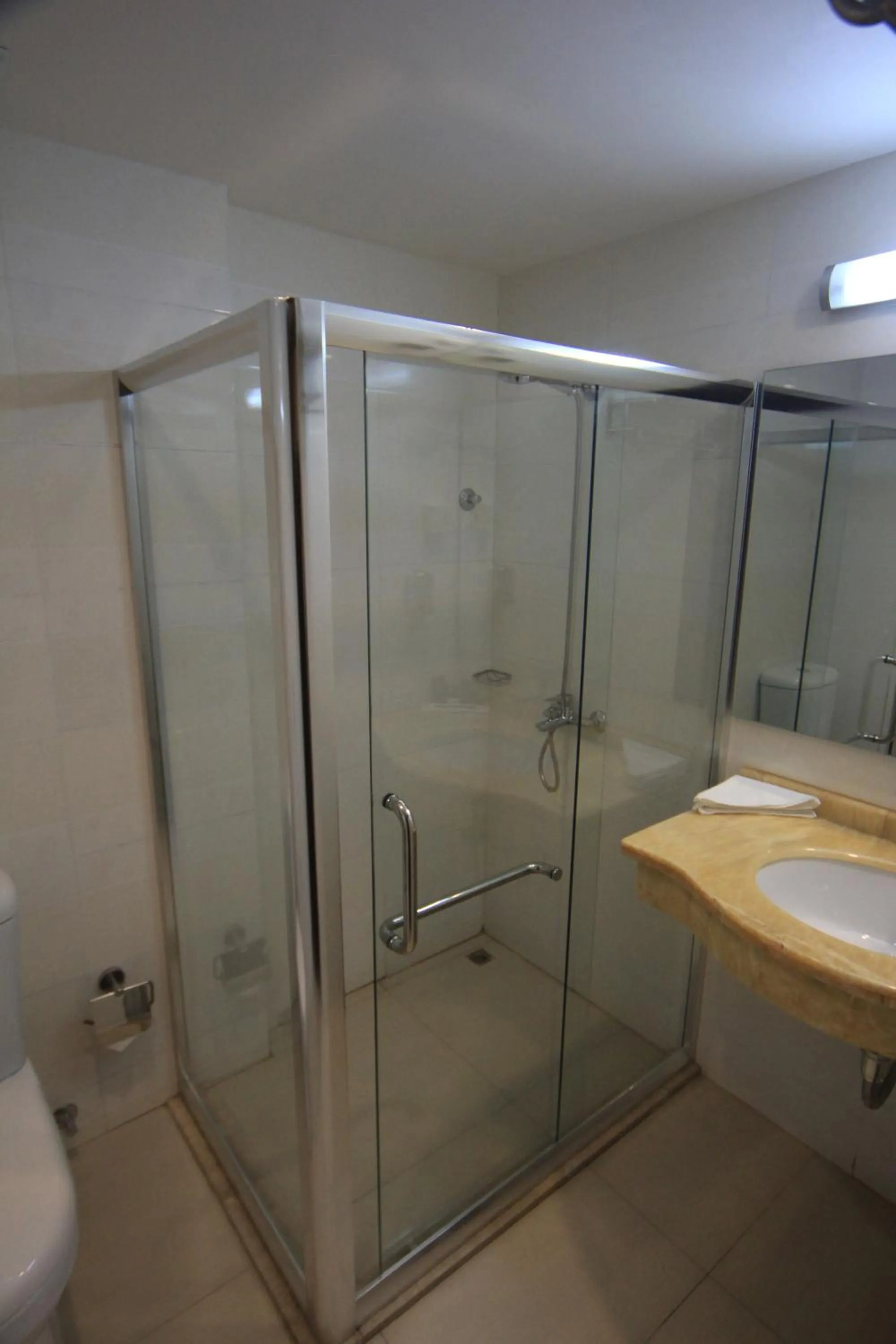 Shower in Muscat Inn Hotel
