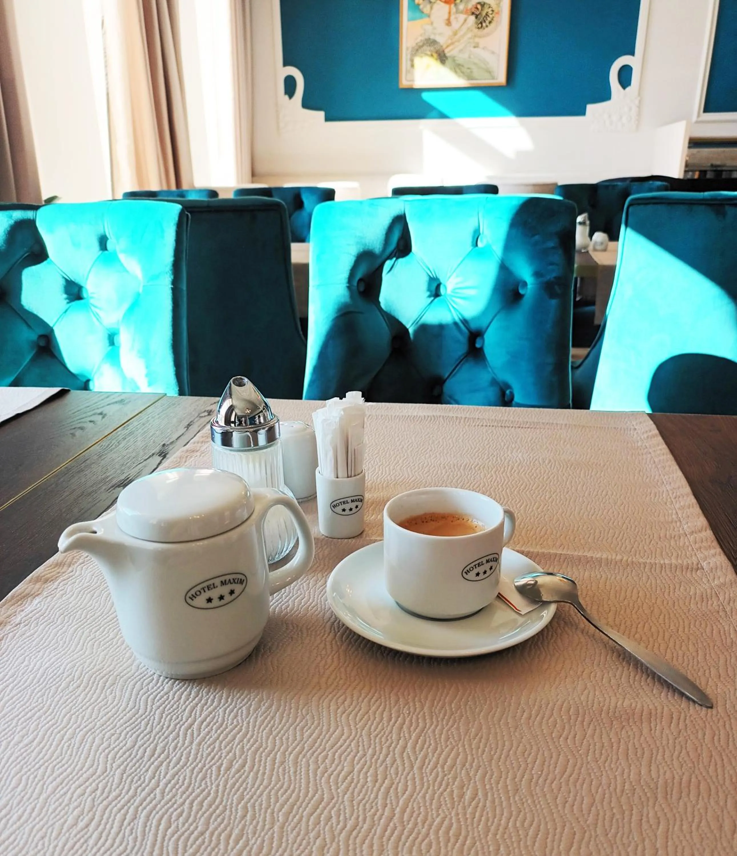 Restaurant/places to eat in Hotel Maxim