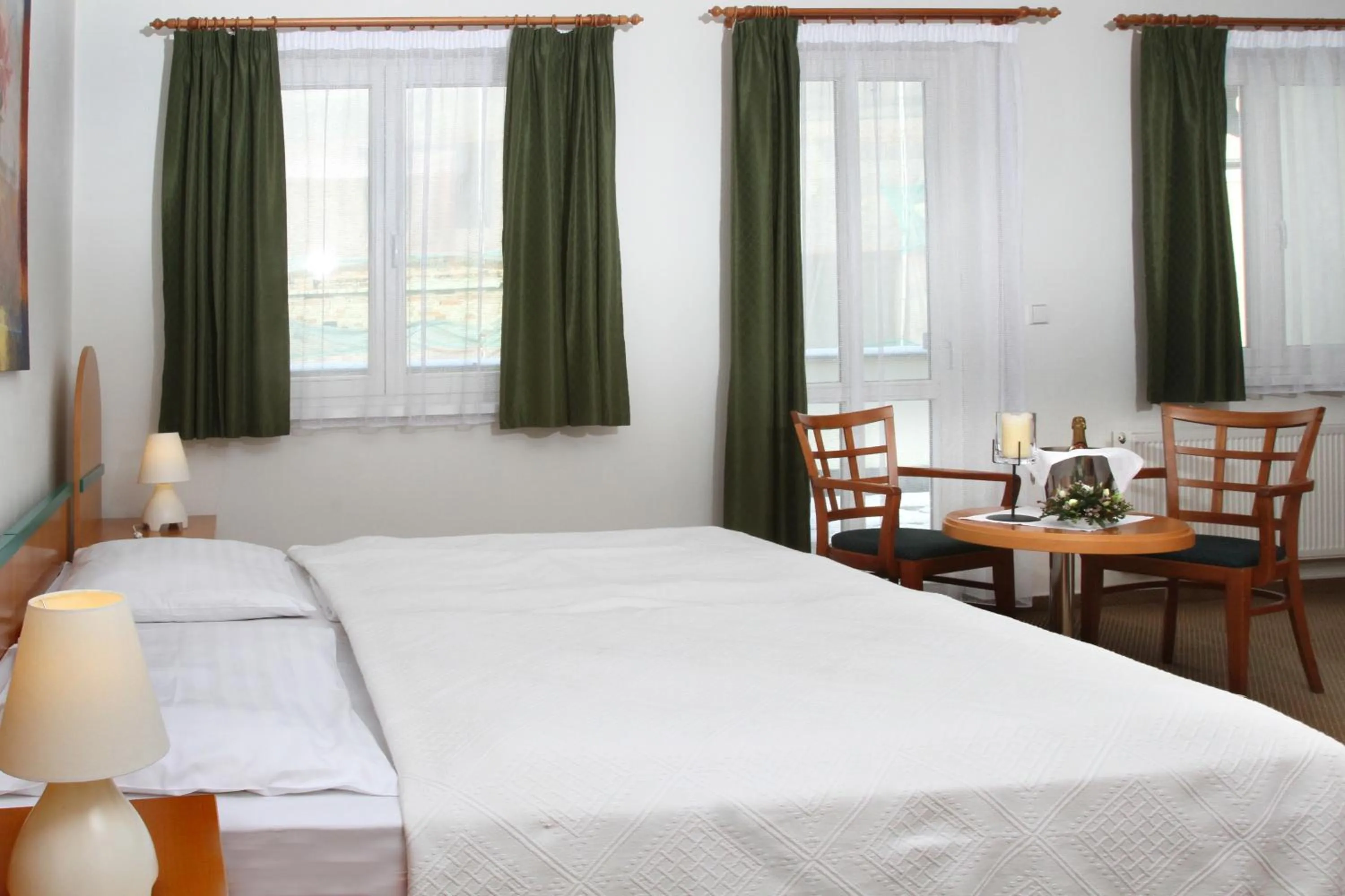 Bedroom, Bed in Hotel Maxim