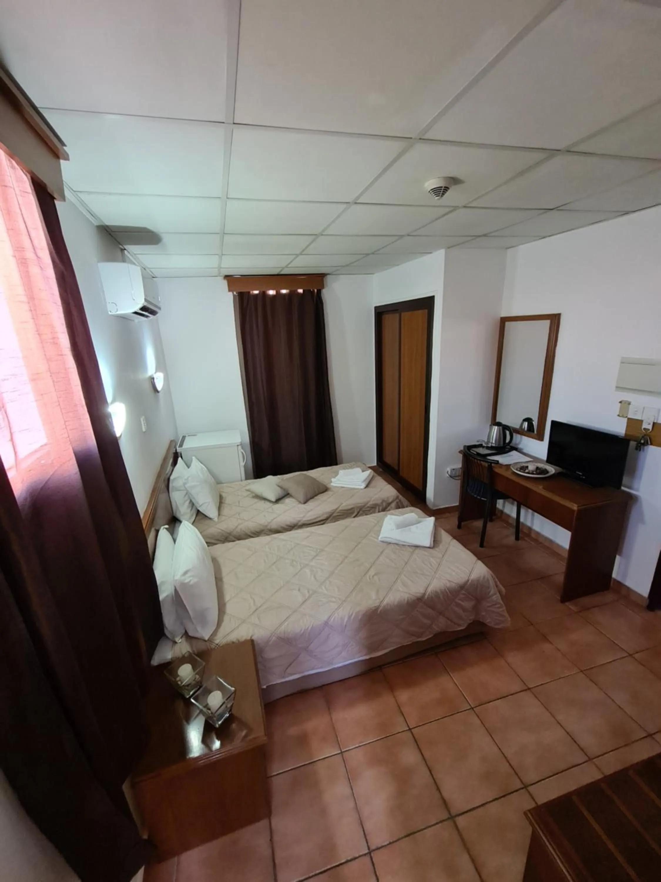 Bedroom, Bed in Metropole Hotel