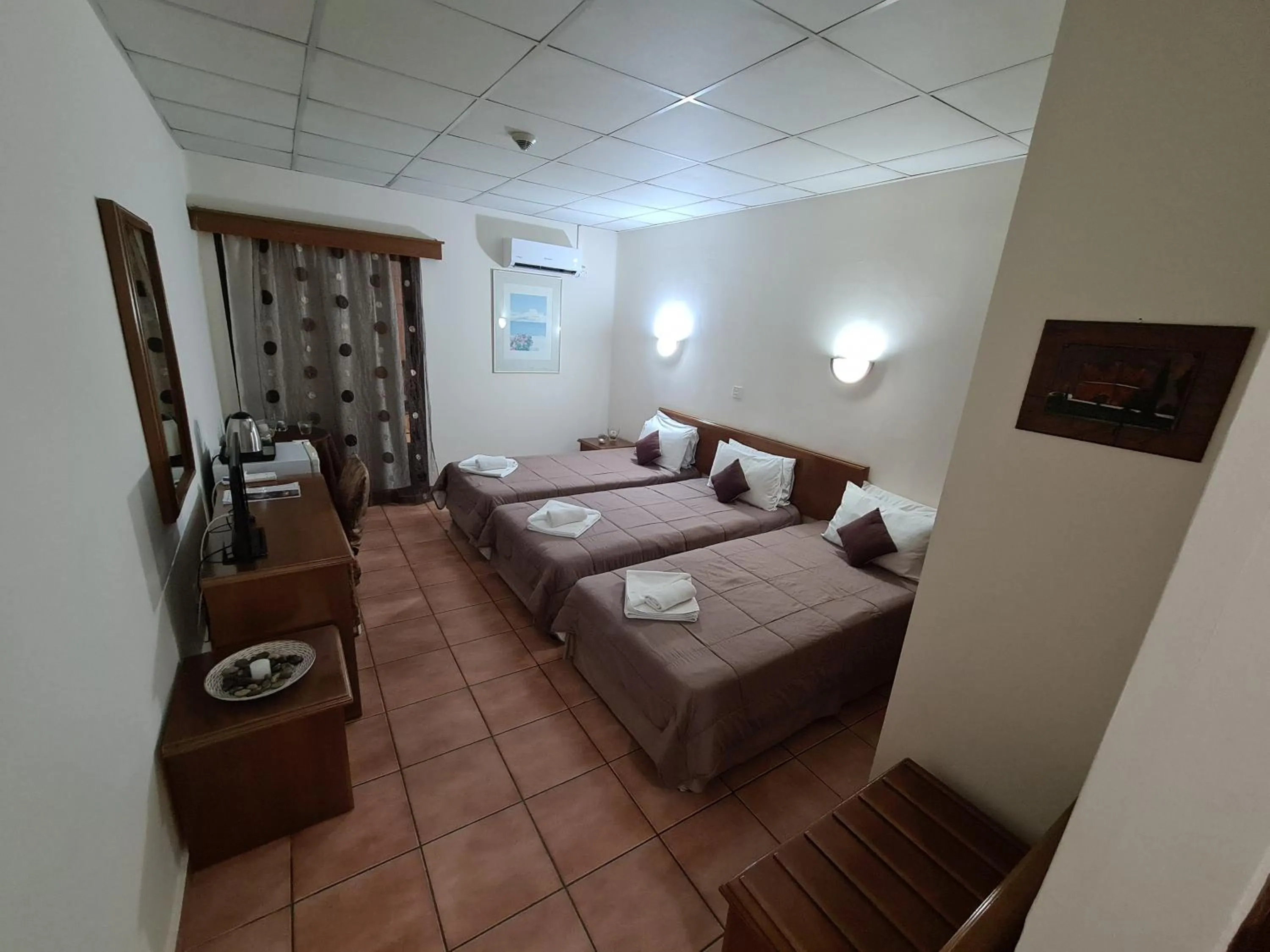 Photo of the whole room, Bed in Metropole Hotel