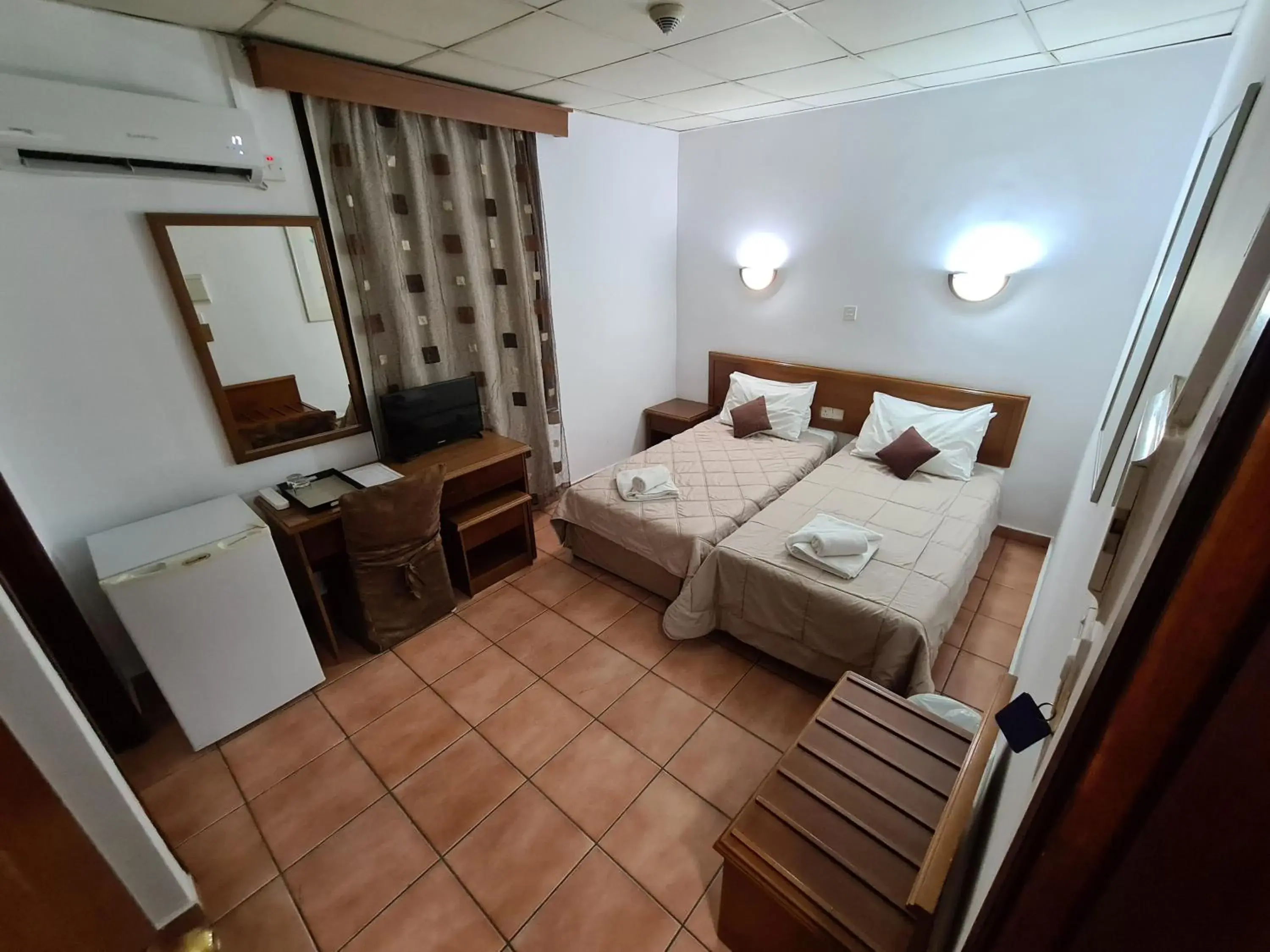 Budget Twin Room in Metropole Hotel Budget Twin Room in Metropole Hotel