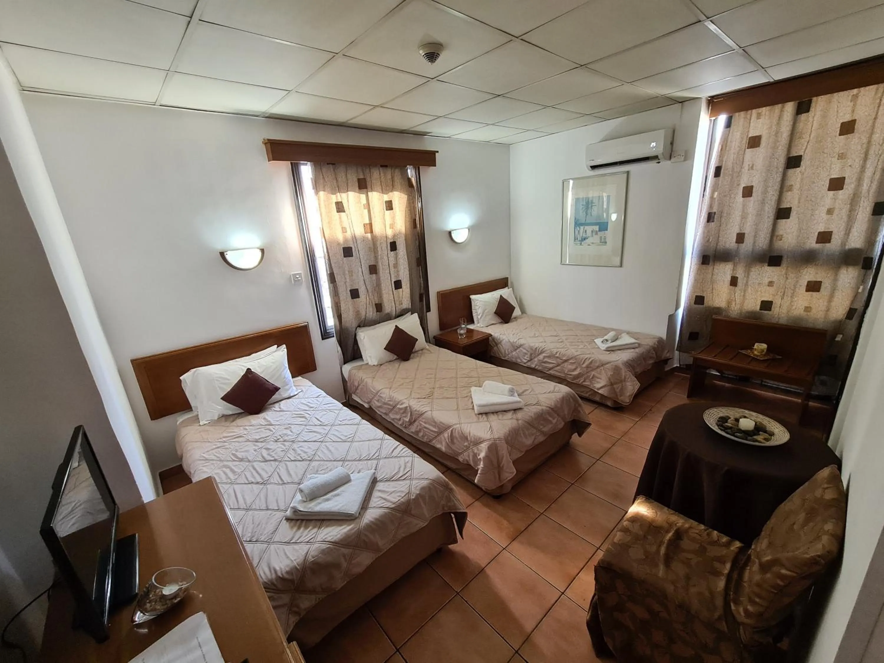 Bedroom, Bed in Metropole Hotel