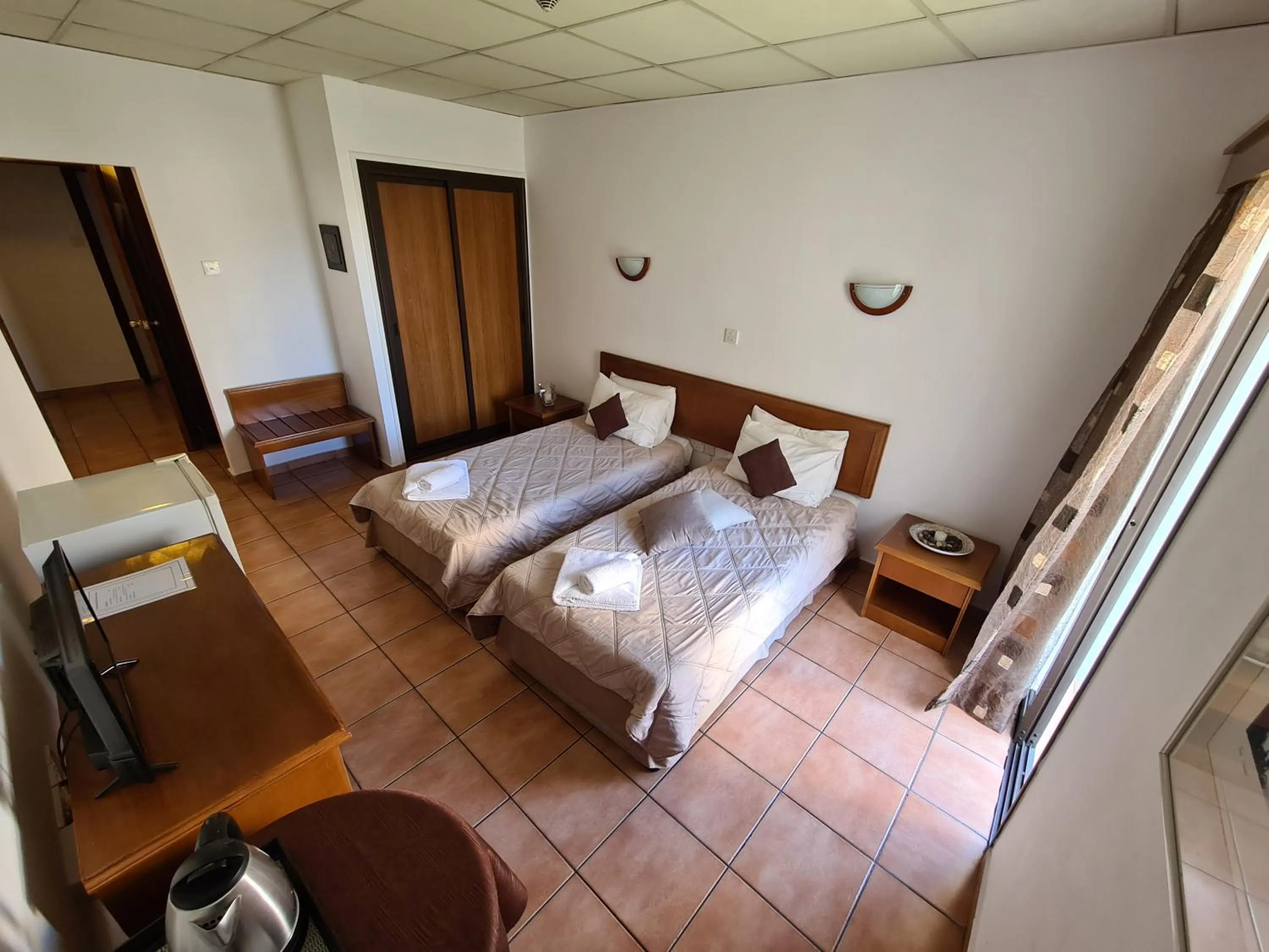 Photo of the whole room, Bed in Metropole Hotel