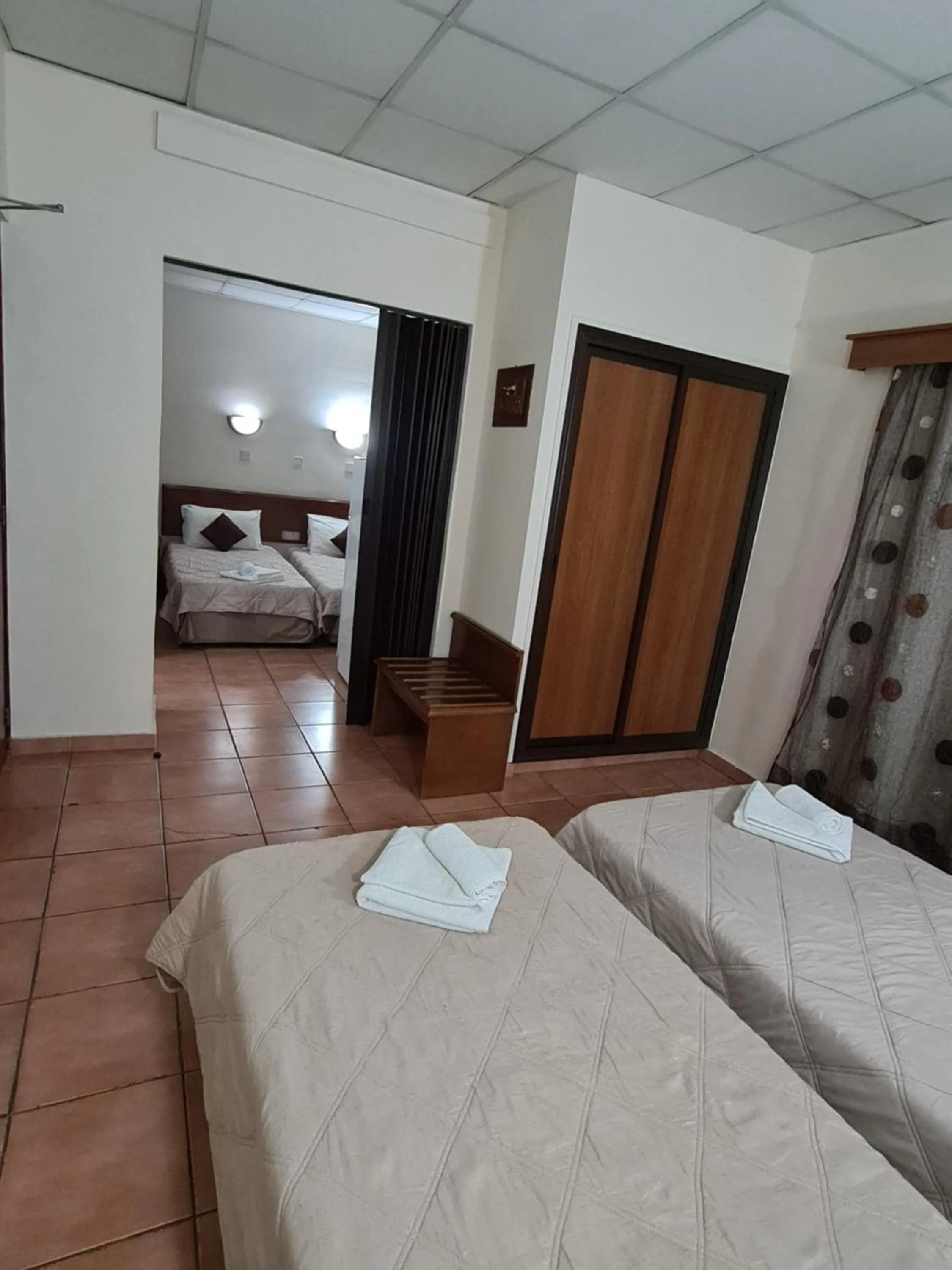 Bedroom, Bed in Metropole Hotel