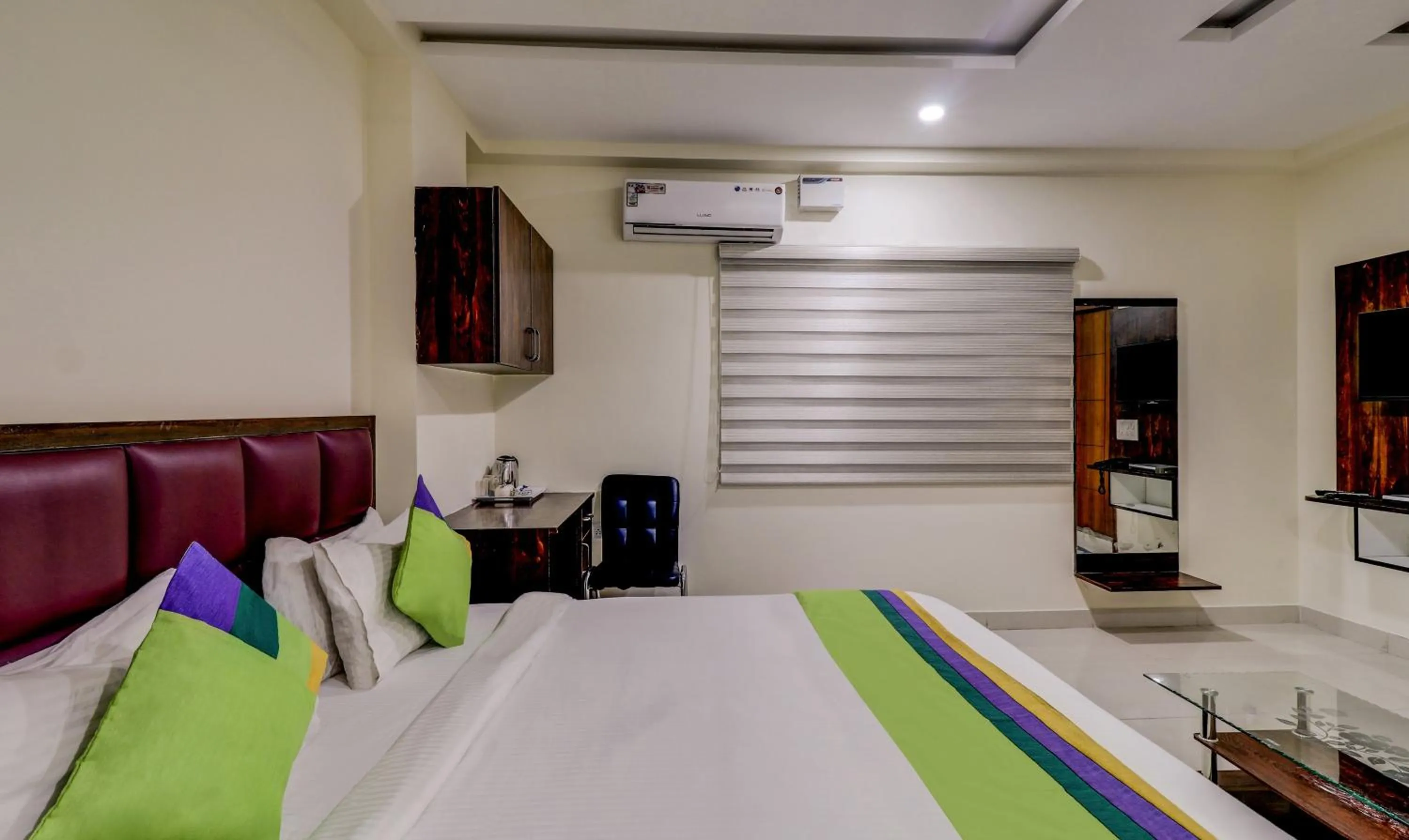 Bedroom in Itsy Hotels Kozy Rooms