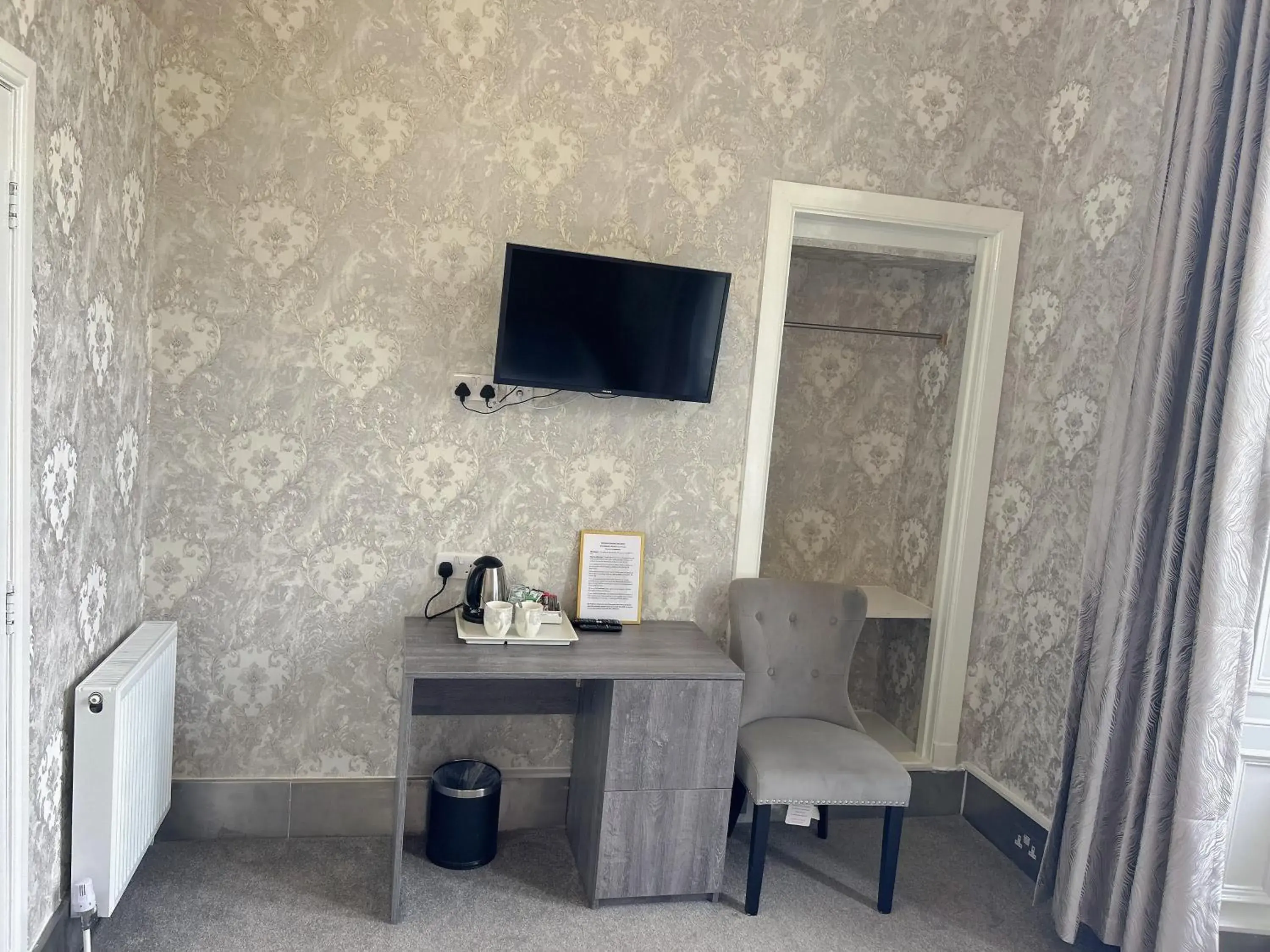 Deluxe Double or Twin Room in Alexander Guest House Deluxe Double or Twin Room in Alexander Guest House