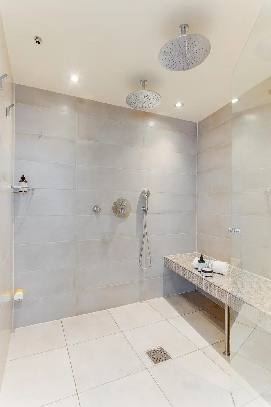 Shower in Brasss Hotel Suites