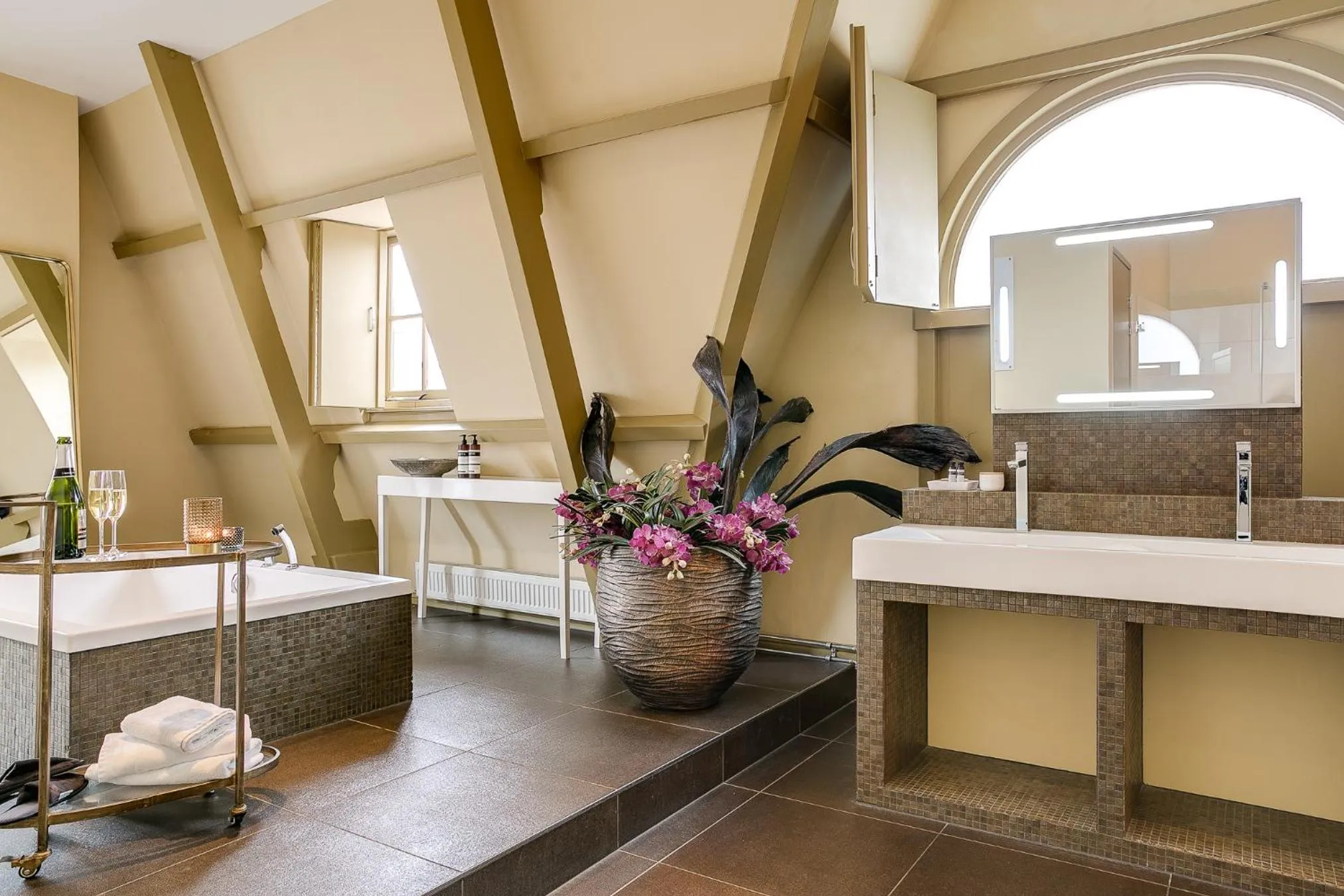 Photo of the whole room in Brasss Hotel Suites