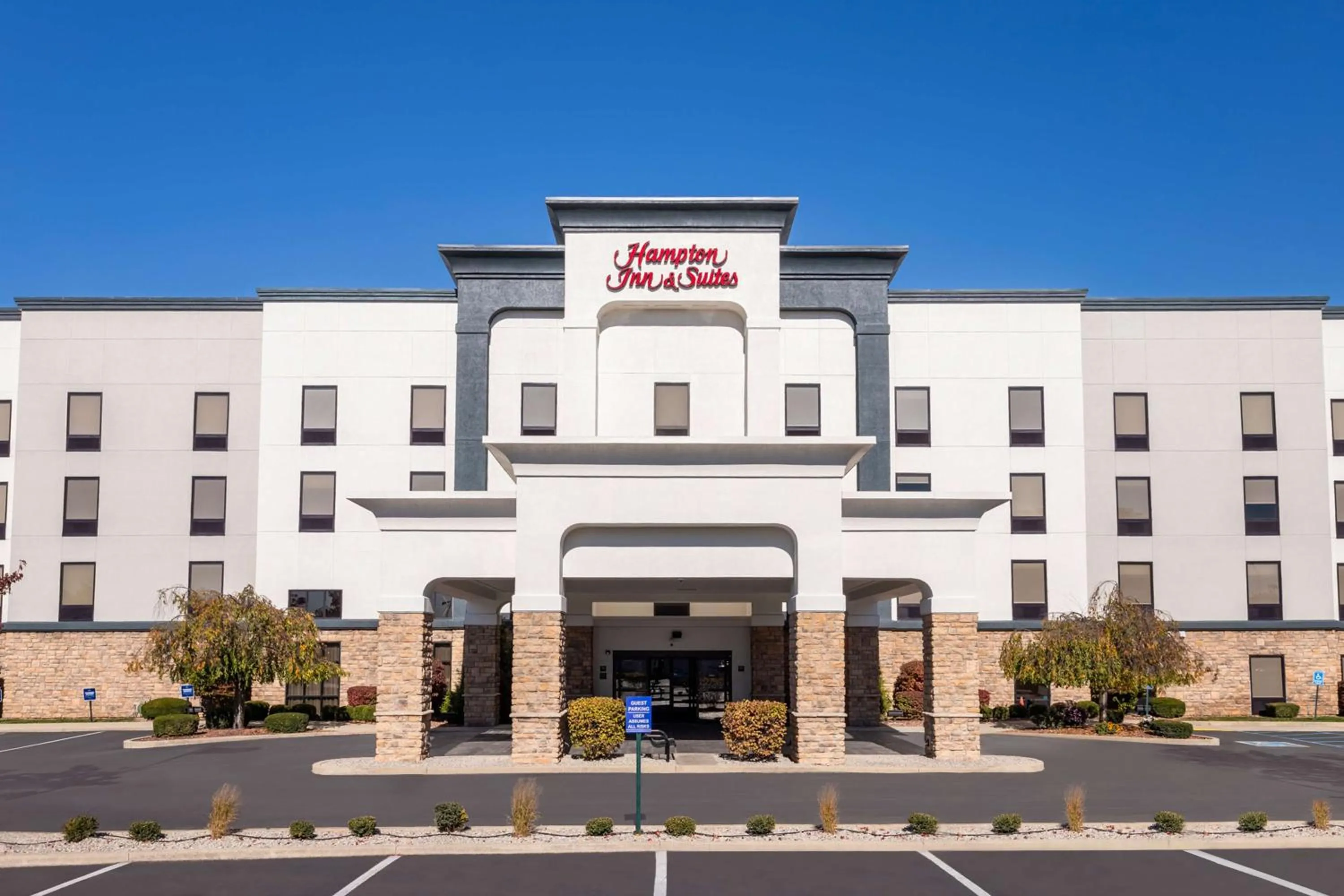 Property building in Hampton Inn & Suites Richmond