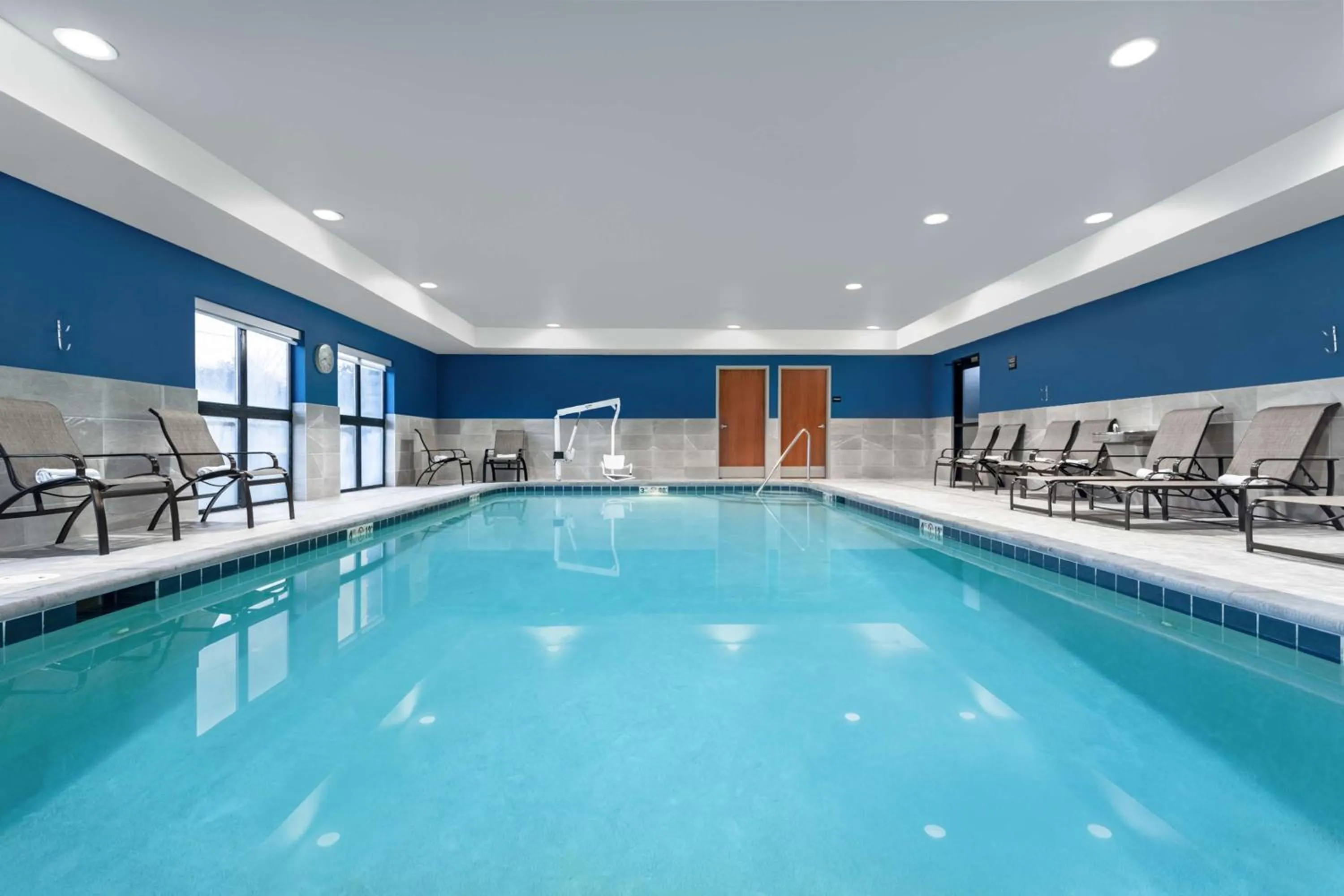 Swimming pool in Hampton Inn & Suites Richmond