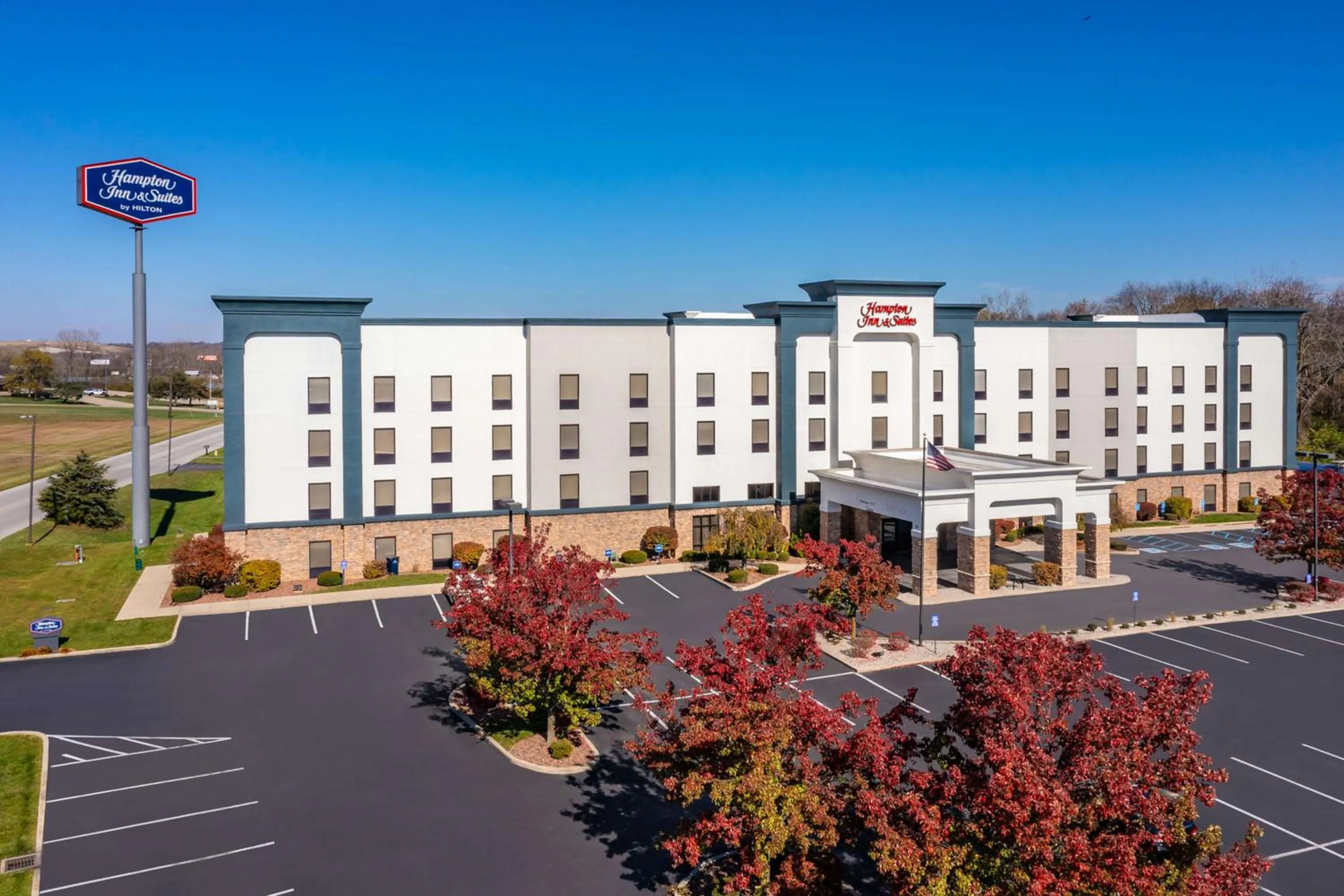 Property building in Hampton Inn & Suites Richmond
