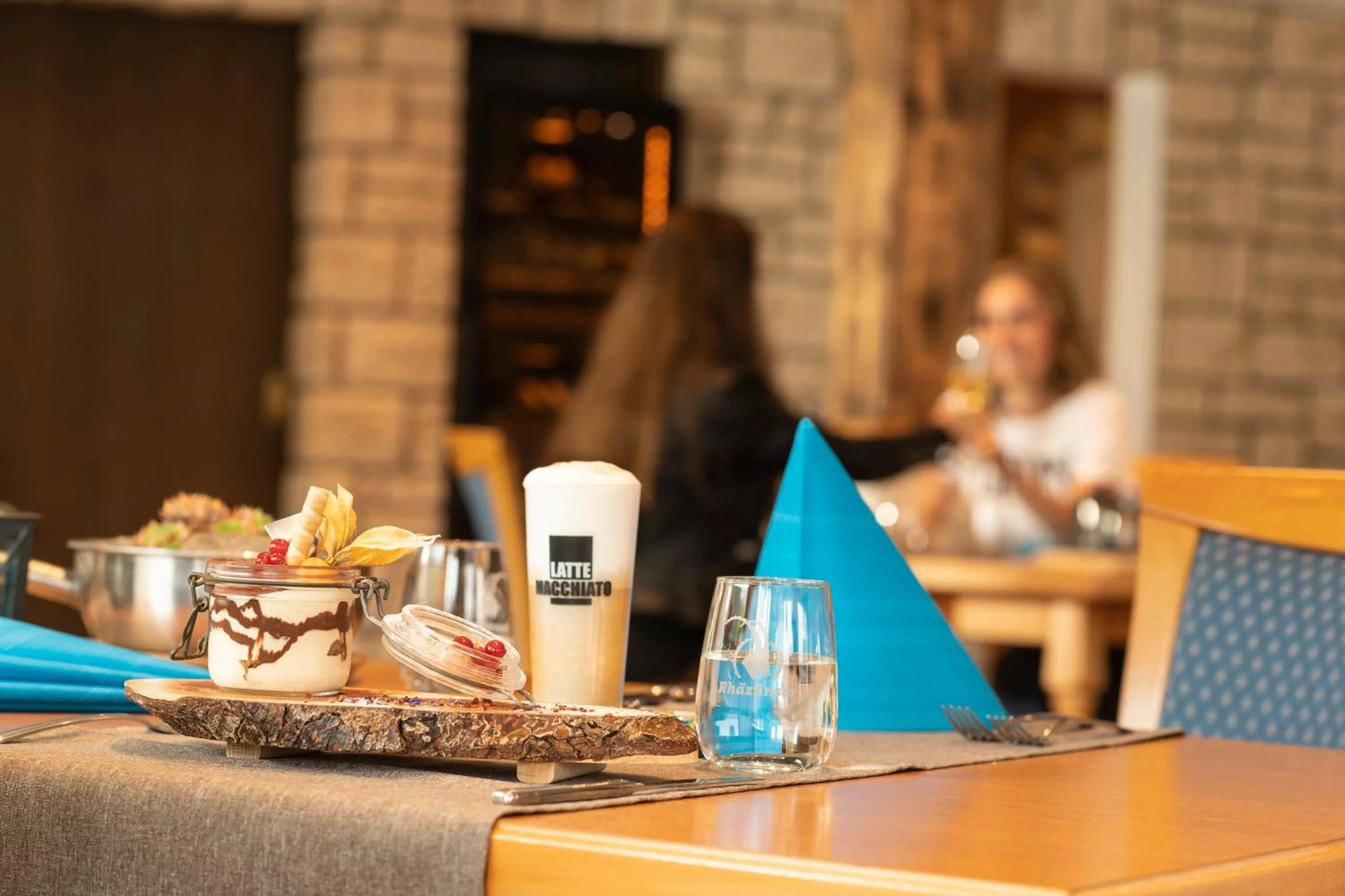 Restaurant/places to eat in Hotel Crystal